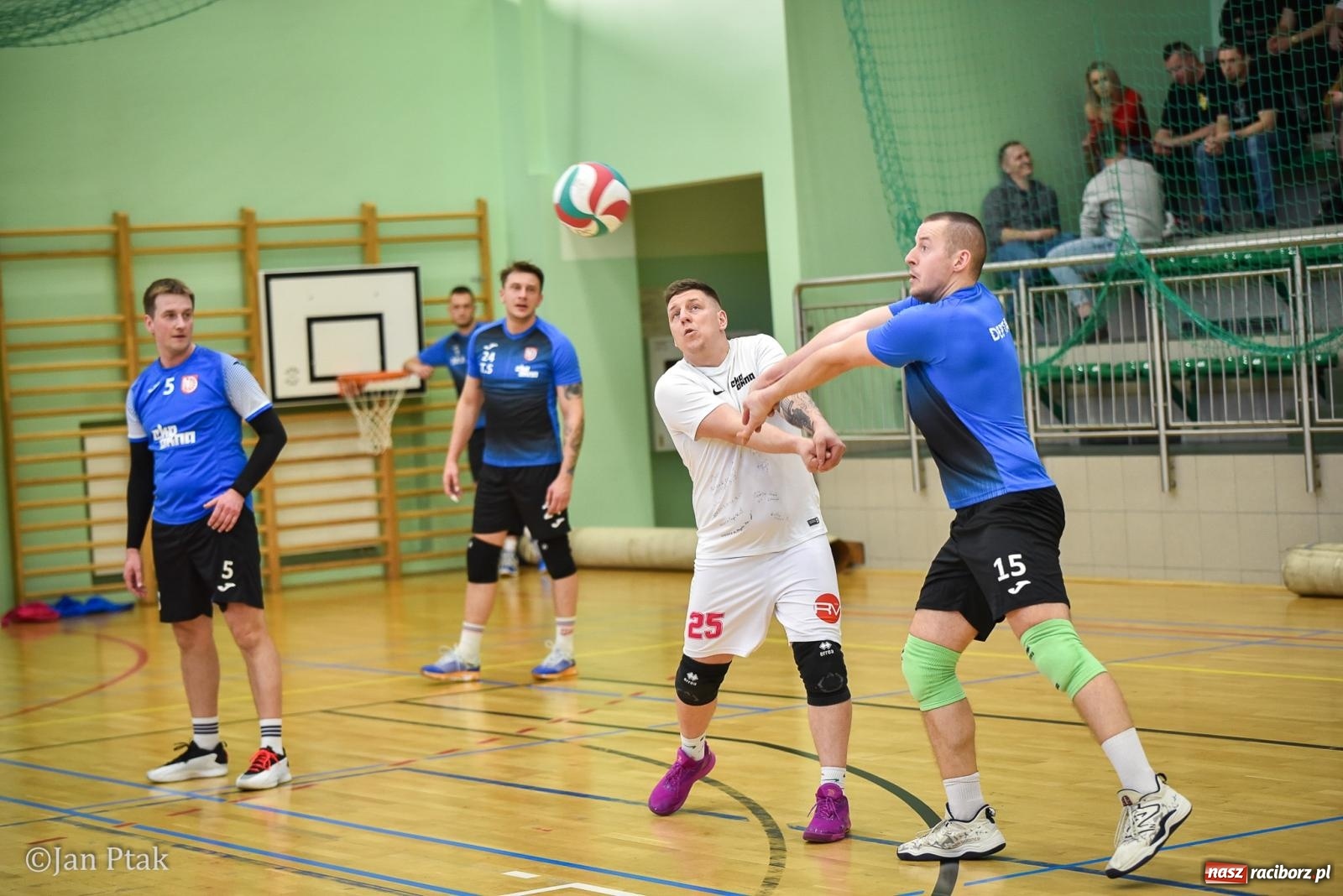 Zdjęcie w galerii na portalu naszraciborz.pl: Tokai Cobex najlepszy w XIII Turnieju Siatkarskim Zakładów Pracy i Służb Mundurowych w Raciborzu wiadomości z regionu
