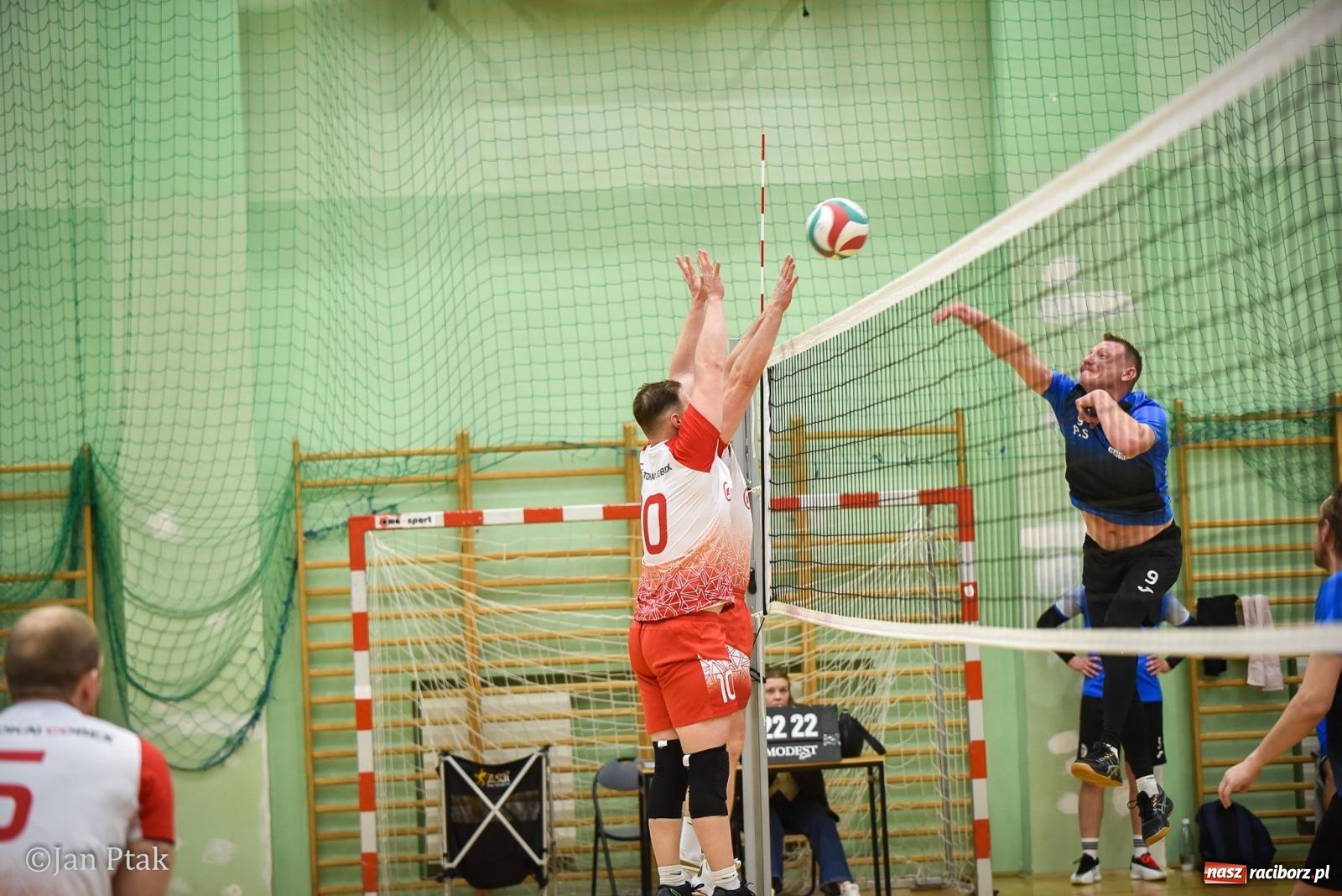 Zdjęcie w galerii na portalu naszraciborz.pl: Tokai Cobex najlepszy w XIII Turnieju Siatkarskim Zakładów Pracy i Służb Mundurowych w Raciborzu wiadomości z regionu