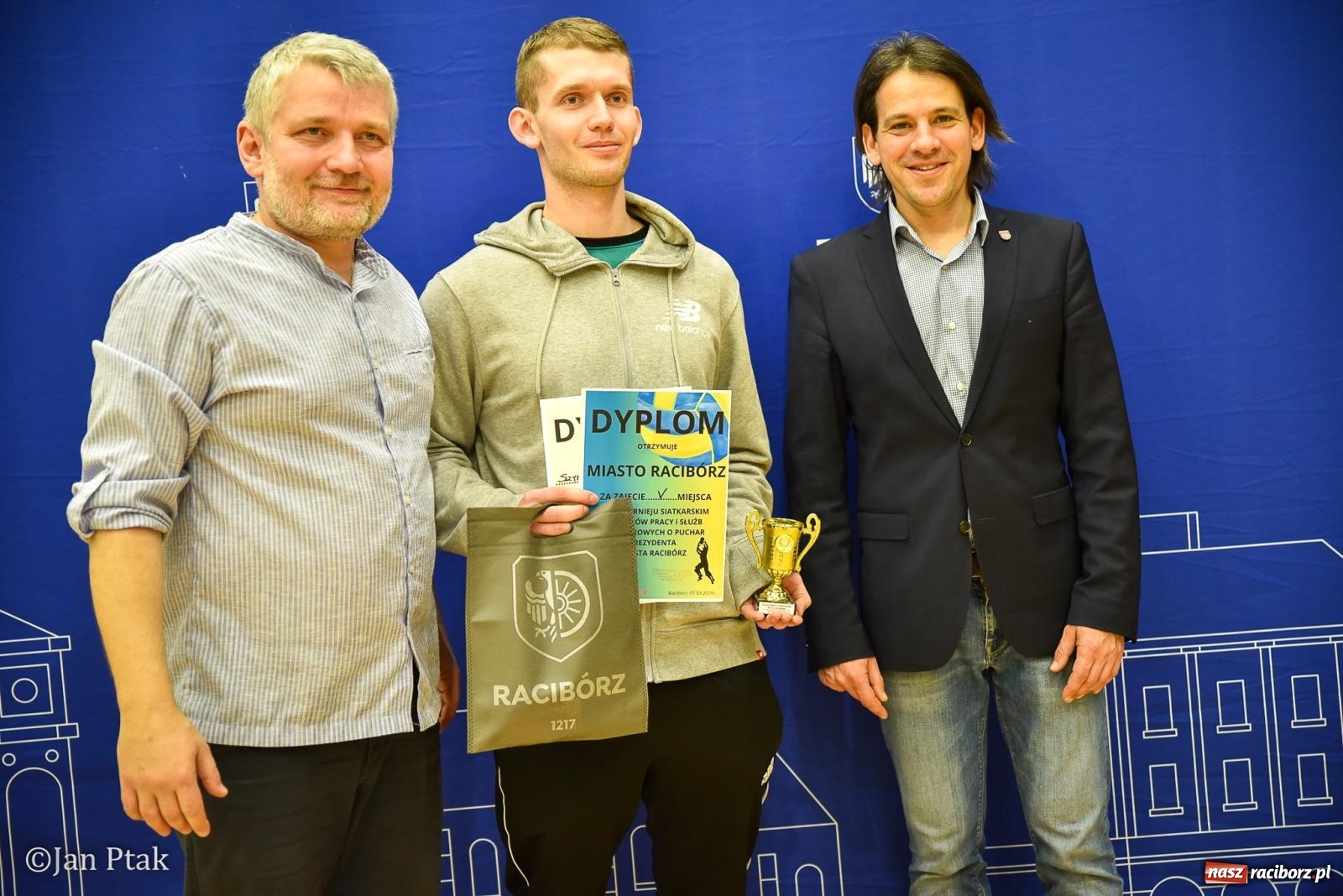 Zdjęcie w galerii na portalu naszraciborz.pl: Tokai Cobex najlepszy w XIII Turnieju Siatkarskim Zakładów Pracy i Służb Mundurowych w Raciborzu wiadomości z regionu