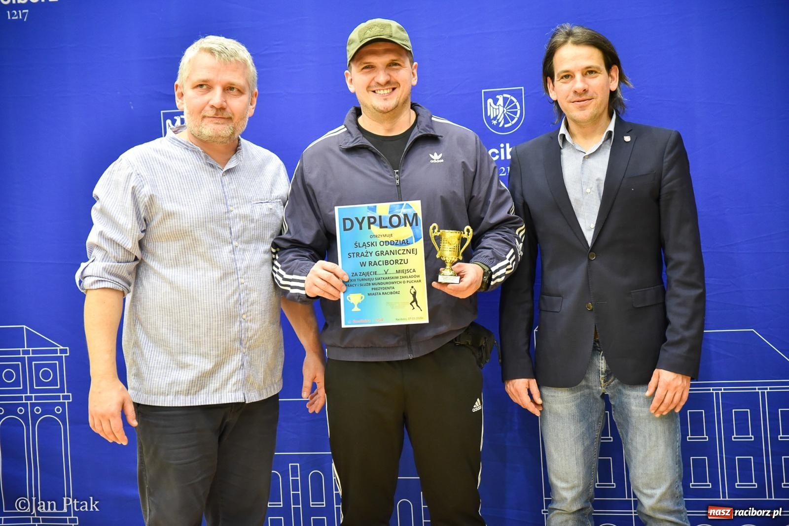 Zdjęcie w galerii na portalu naszraciborz.pl: Tokai Cobex najlepszy w XIII Turnieju Siatkarskim Zakładów Pracy i Służb Mundurowych w Raciborzu wiadomości z regionu