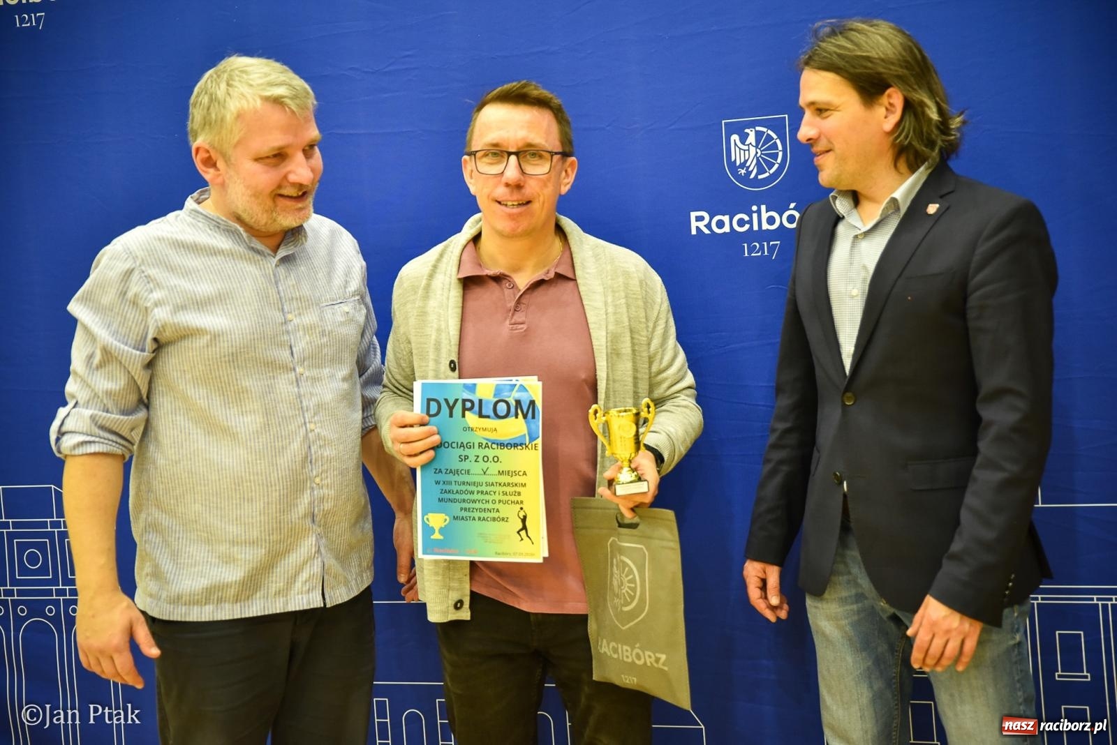 Zdjęcie w galerii na portalu naszraciborz.pl: Tokai Cobex najlepszy w XIII Turnieju Siatkarskim Zakładów Pracy i Służb Mundurowych w Raciborzu wiadomości z regionu