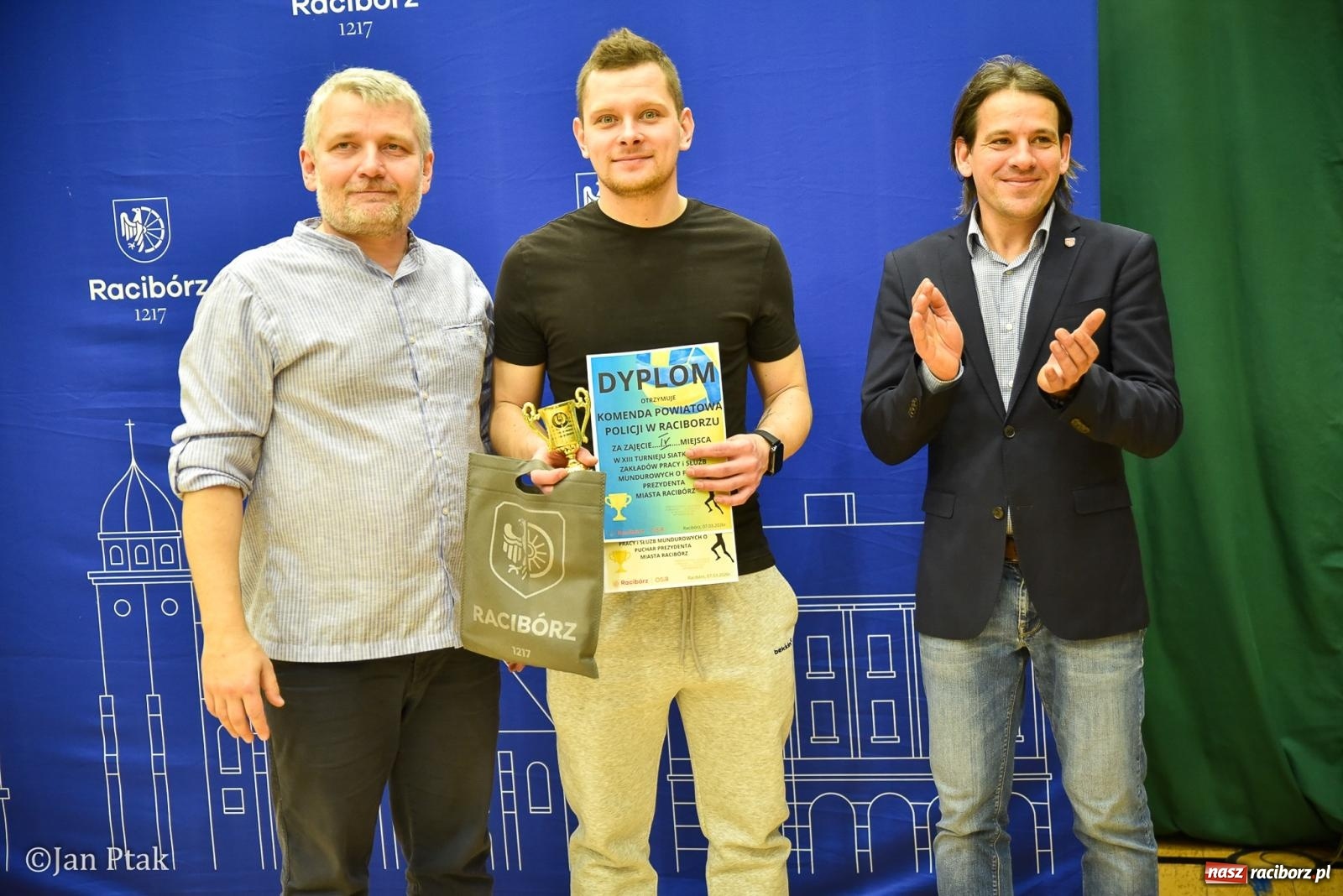 Zdjęcie w galerii na portalu naszraciborz.pl: Tokai Cobex najlepszy w XIII Turnieju Siatkarskim Zakładów Pracy i Służb Mundurowych w Raciborzu wiadomości z regionu