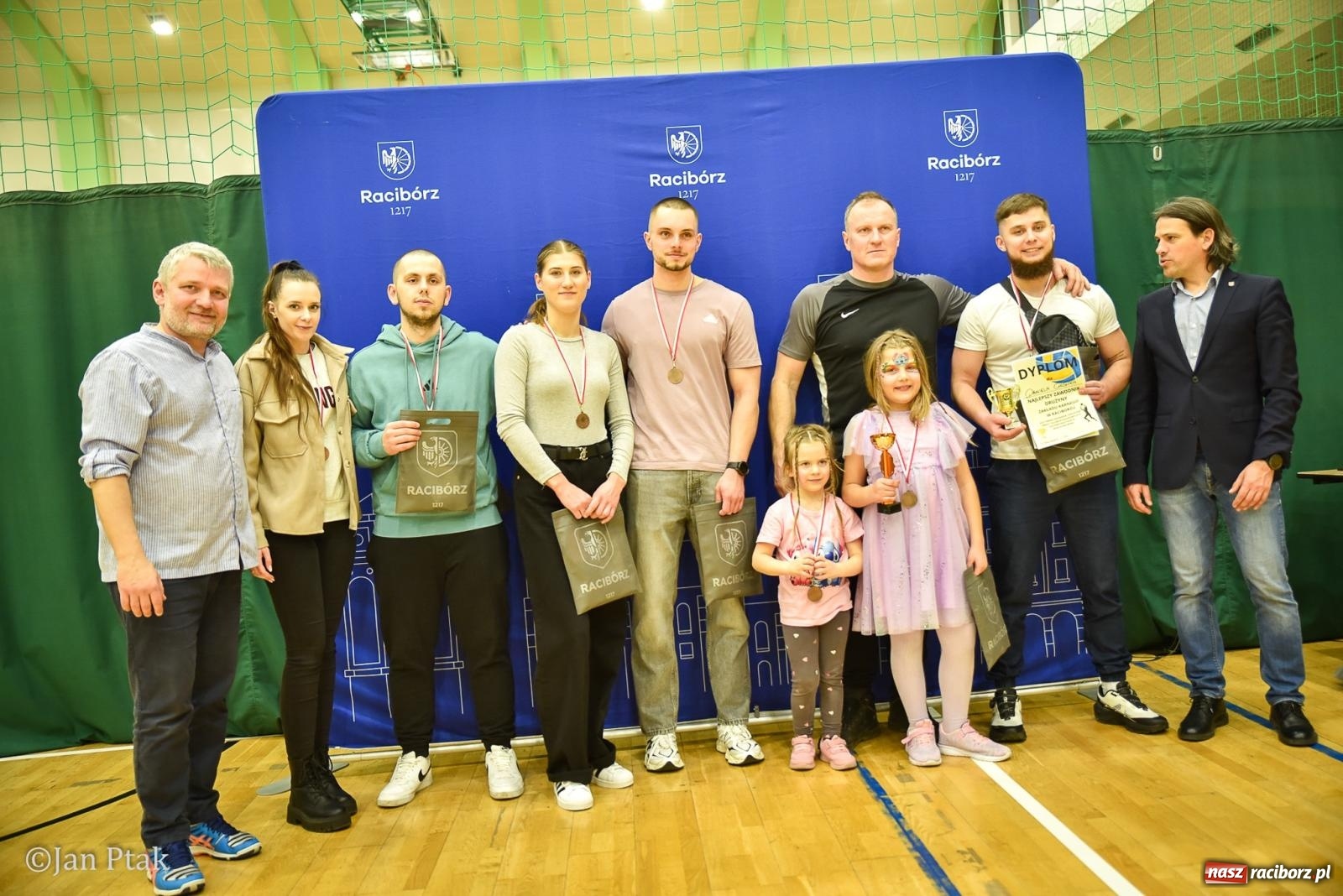Zdjęcie w galerii na portalu naszraciborz.pl: Tokai Cobex najlepszy w XIII Turnieju Siatkarskim Zakładów Pracy i Służb Mundurowych w Raciborzu wiadomości z regionu
