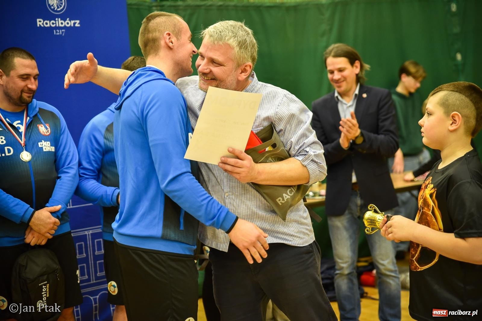 Zdjęcie w galerii na portalu naszraciborz.pl: Tokai Cobex najlepszy w XIII Turnieju Siatkarskim Zakładów Pracy i Służb Mundurowych w Raciborzu wiadomości z regionu