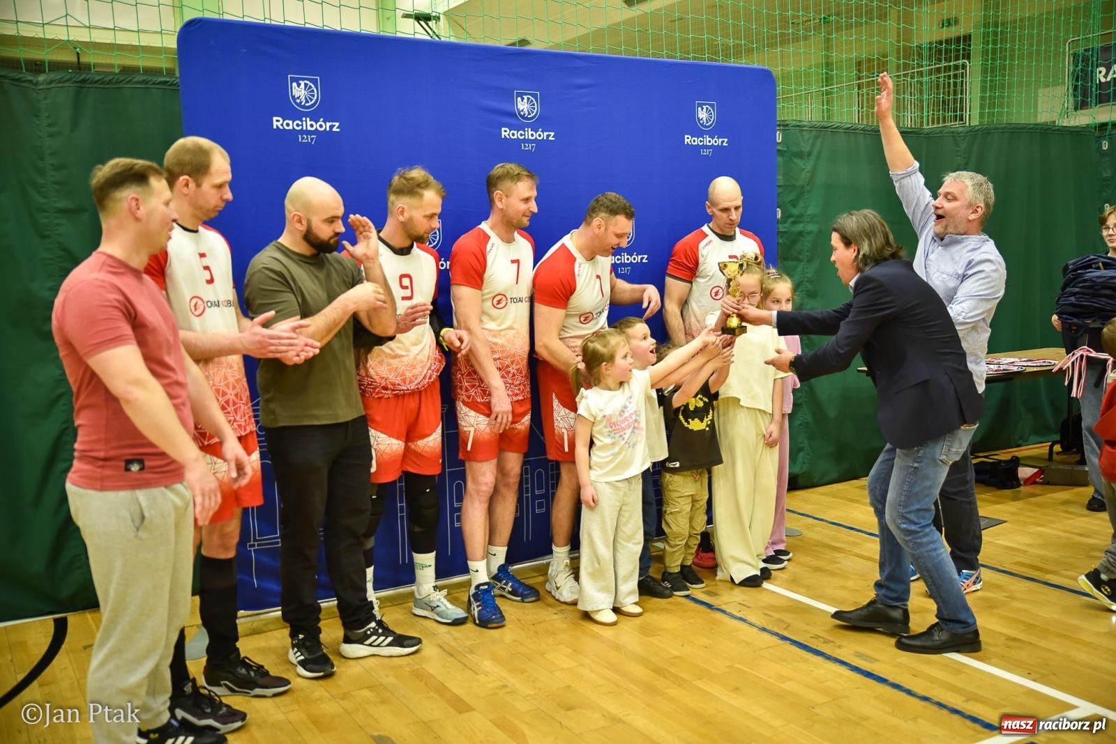 Zdjęcie w galerii na portalu naszraciborz.pl: Tokai Cobex najlepszy w XIII Turnieju Siatkarskim Zakładów Pracy i Służb Mundurowych w Raciborzu wiadomości z regionu