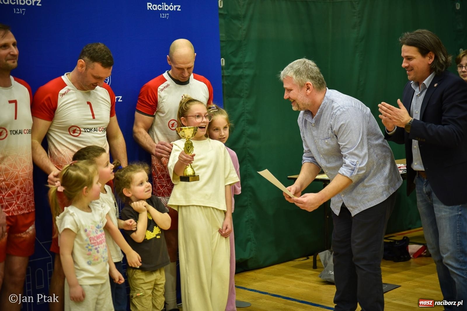 Zdjęcie w galerii na portalu naszraciborz.pl: Tokai Cobex najlepszy w XIII Turnieju Siatkarskim Zakładów Pracy i Służb Mundurowych w Raciborzu wiadomości z regionu