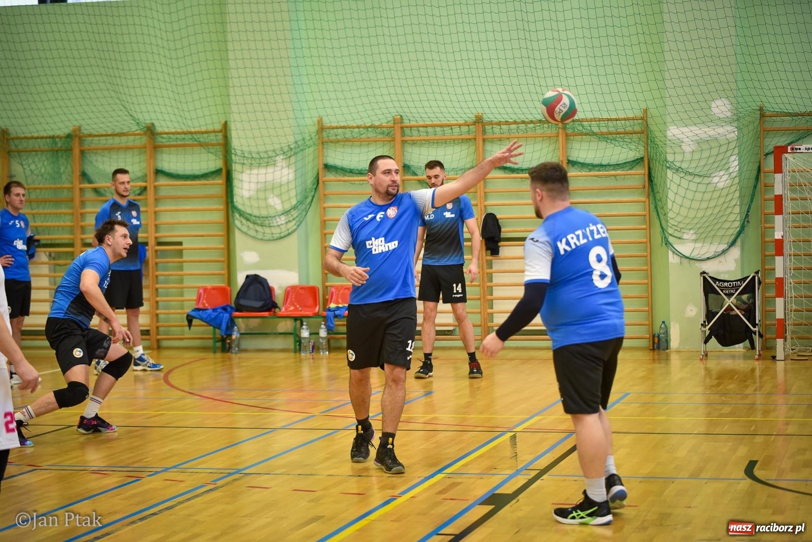 Zdjęcie w galerii na portalu naszraciborz.pl: Tokai Cobex najlepszy w XIII Turnieju Siatkarskim Zakładów Pracy i Służb Mundurowych w Raciborzu wiadomości z regionu