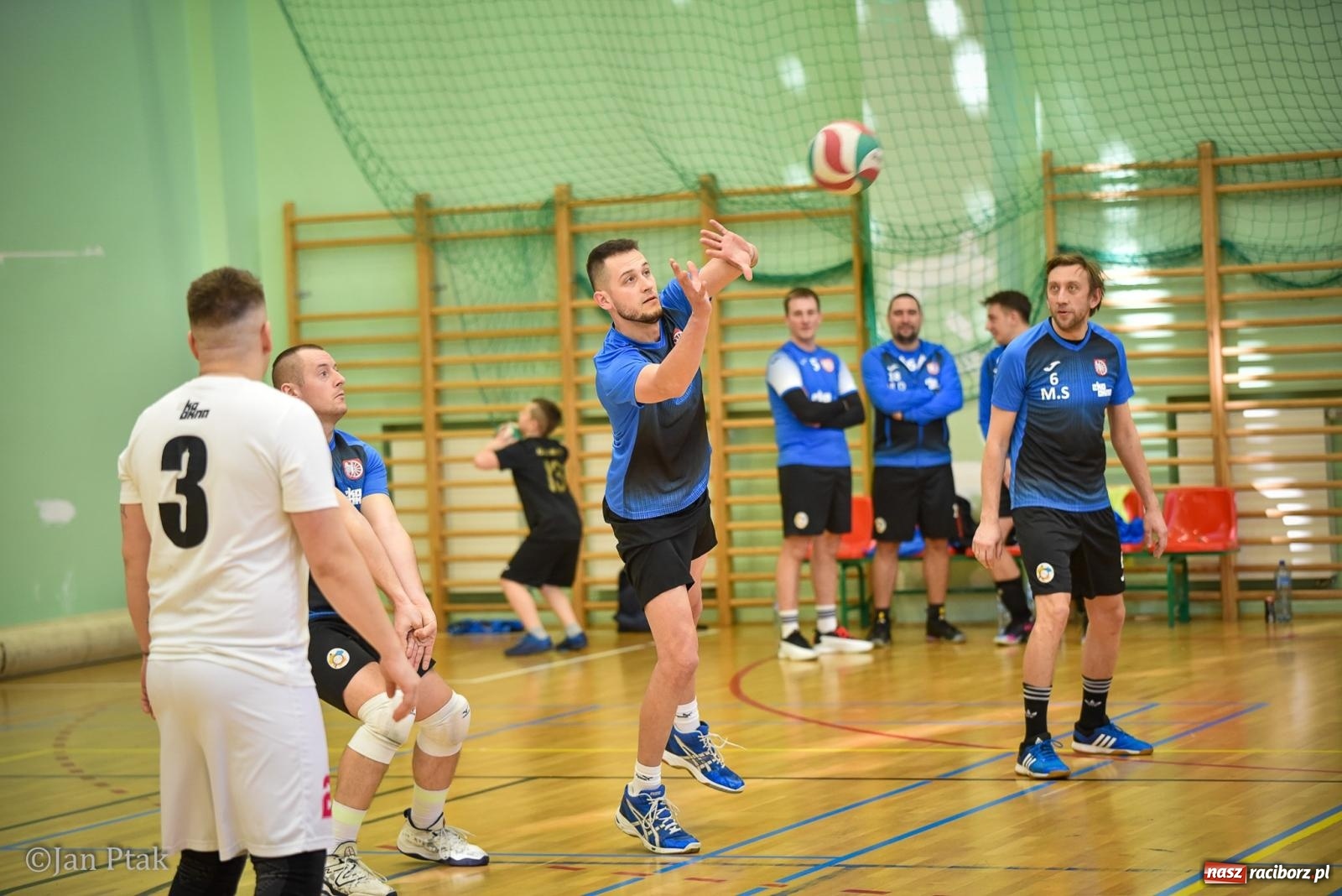 Zdjęcie w galerii na portalu naszraciborz.pl: Tokai Cobex najlepszy w XIII Turnieju Siatkarskim Zakładów Pracy i Służb Mundurowych w Raciborzu wiadomości z regionu