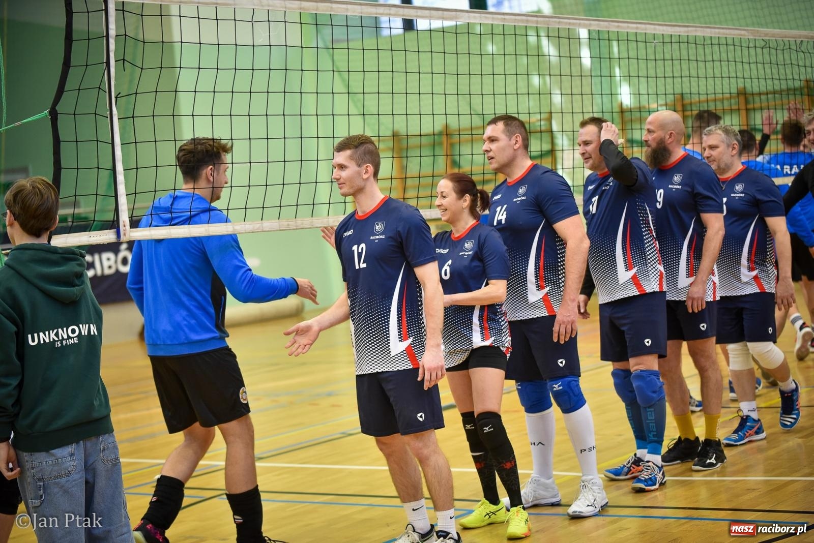 Zdjęcie w galerii na portalu naszraciborz.pl: Tokai Cobex najlepszy w XIII Turnieju Siatkarskim Zakładów Pracy i Służb Mundurowych w Raciborzu wiadomości z regionu
