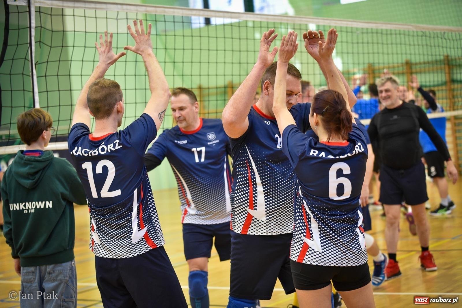 Zdjęcie w galerii na portalu naszraciborz.pl: Tokai Cobex najlepszy w XIII Turnieju Siatkarskim Zakładów Pracy i Służb Mundurowych w Raciborzu wiadomości z regionu
