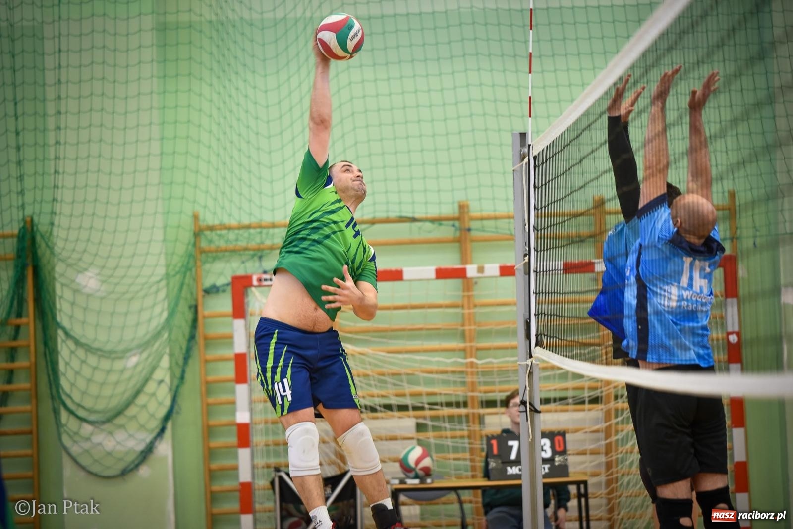 Zdjęcie w galerii na portalu naszraciborz.pl: Tokai Cobex najlepszy w XIII Turnieju Siatkarskim Zakładów Pracy i Służb Mundurowych w Raciborzu wiadomości z regionu