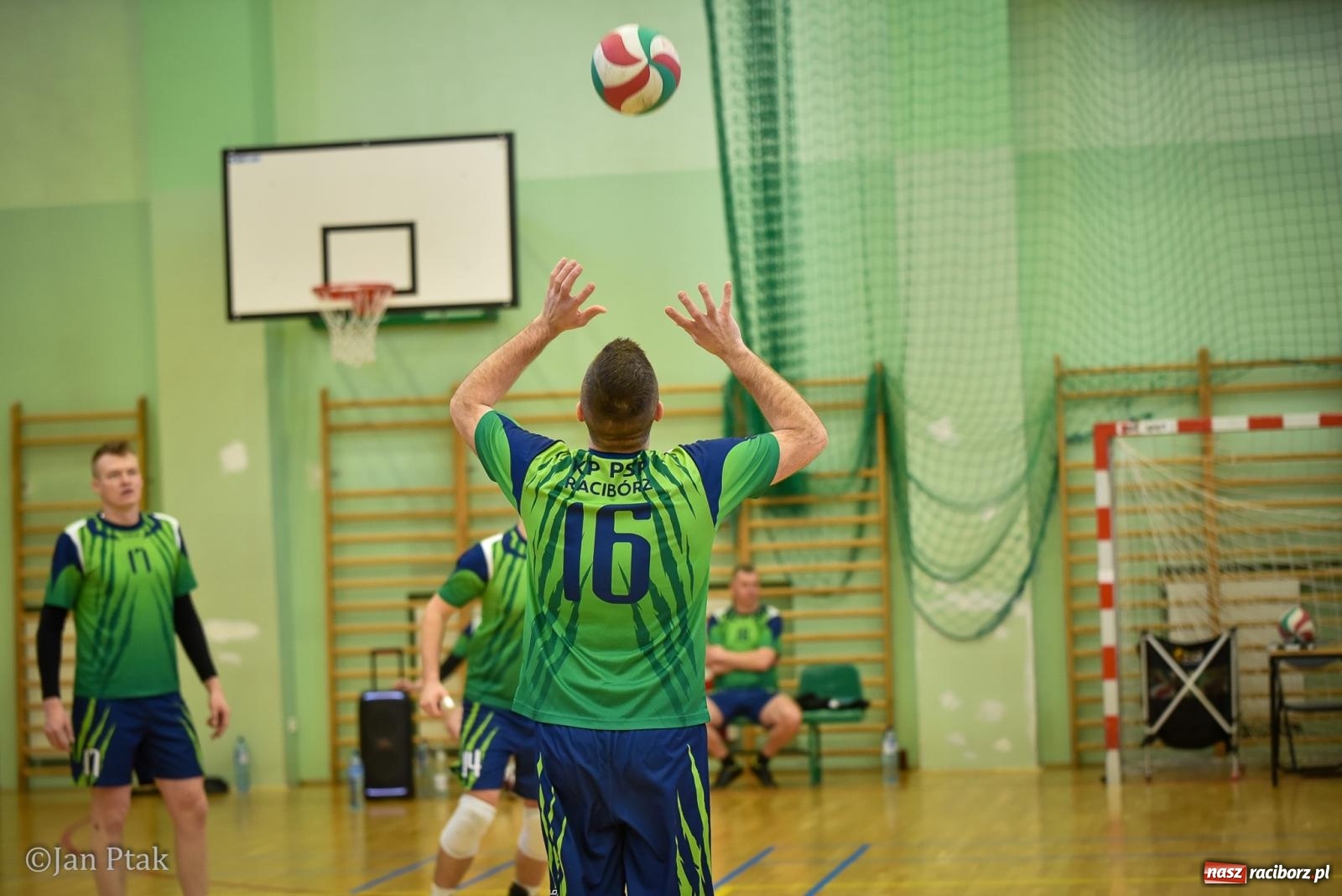 Zdjęcie w galerii na portalu naszraciborz.pl: Tokai Cobex najlepszy w XIII Turnieju Siatkarskim Zakładów Pracy i Służb Mundurowych w Raciborzu wiadomości z regionu