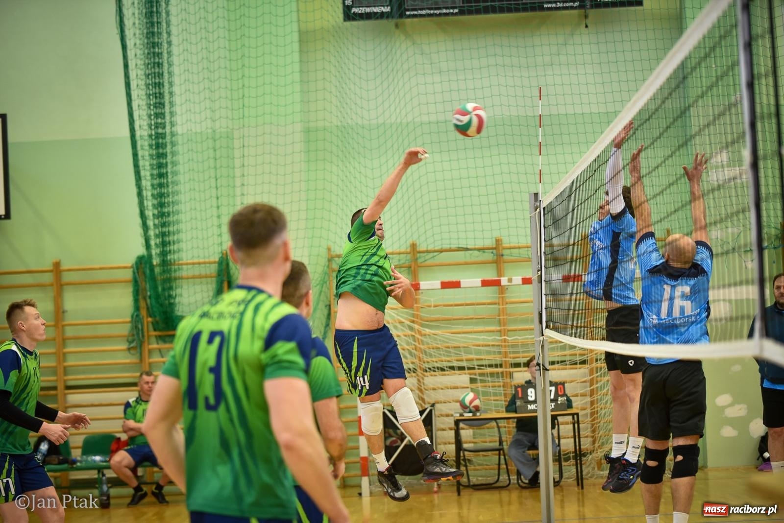 Zdjęcie w galerii na portalu naszraciborz.pl: Tokai Cobex najlepszy w XIII Turnieju Siatkarskim Zakładów Pracy i Służb Mundurowych w Raciborzu wiadomości z regionu