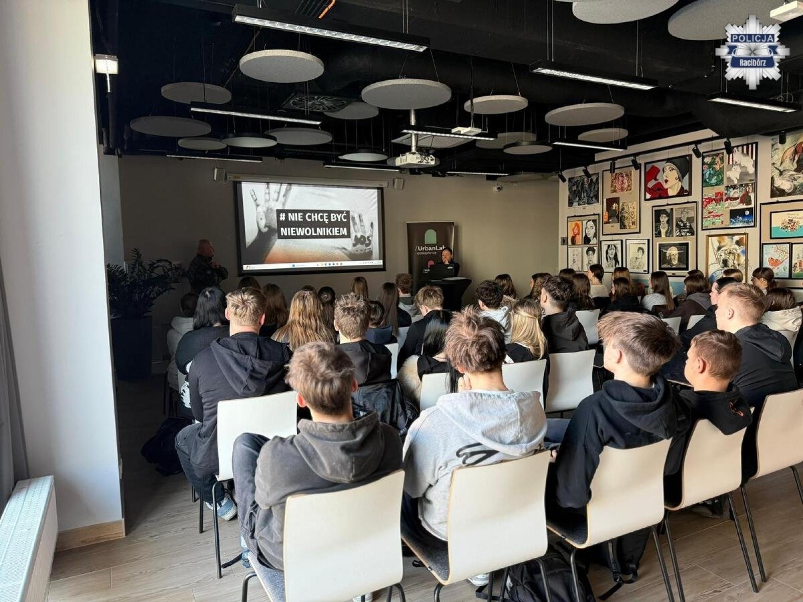 Zdjęcie w galerii na portalu naszraciborz.pl: O zagrożeniach handlu ludźmi w raciborskim Urban Labie wiadomości z regionu