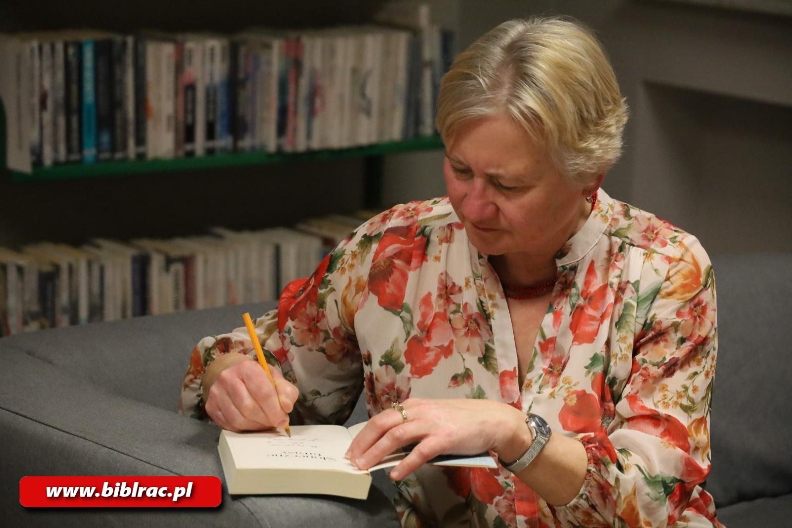 Zdjęcie w galerii na portalu naszraciborz.pl: Dzień Kobiet z Książką - spotkanie autorskie z Danutą Chlupową wiadomości z regionu