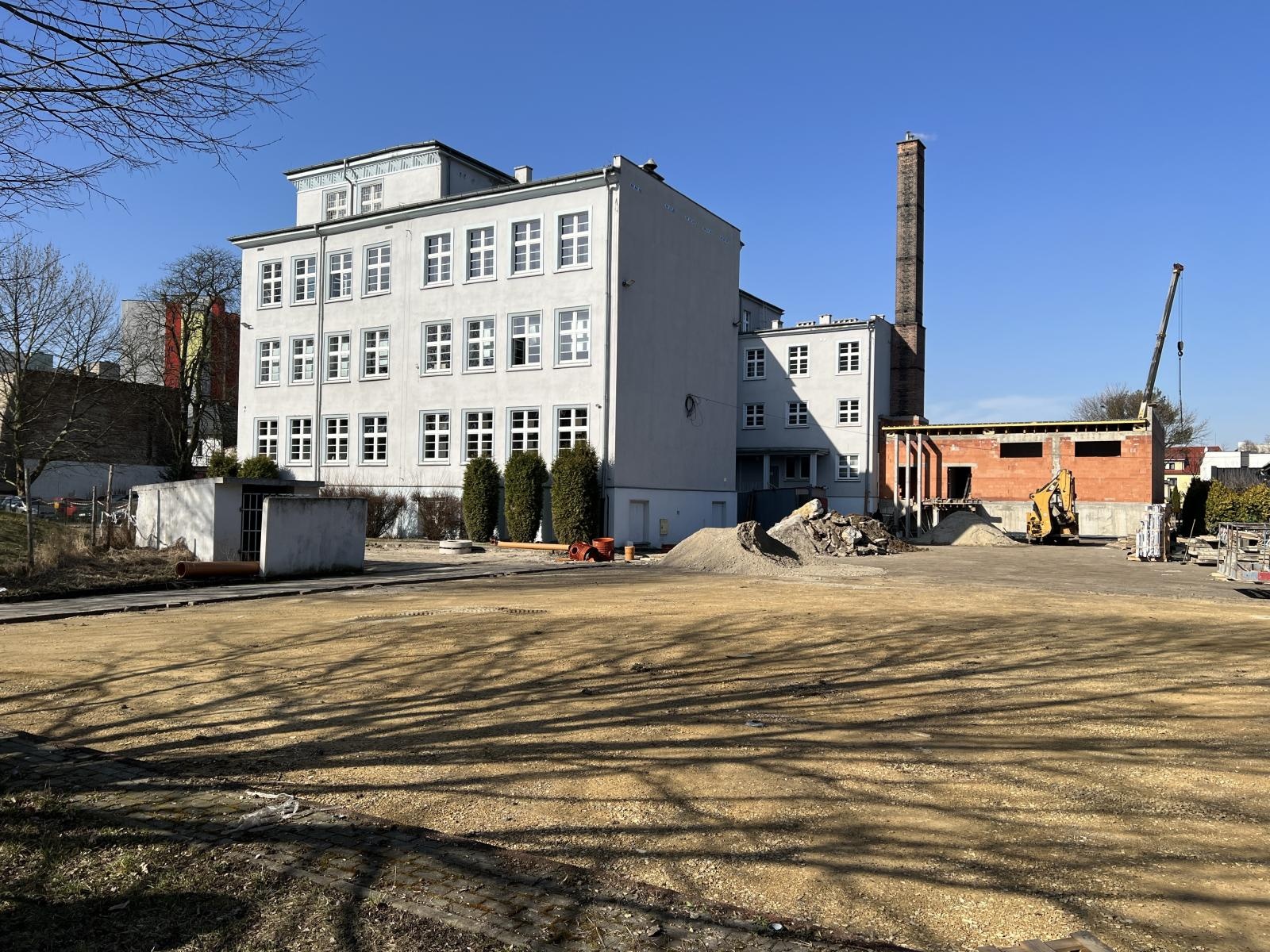 Zdjęcie w galerii na portalu naszraciborz.pl: Trwa budowa bazy sportowej dla II LO w Raciborzu wiadomości z regionu