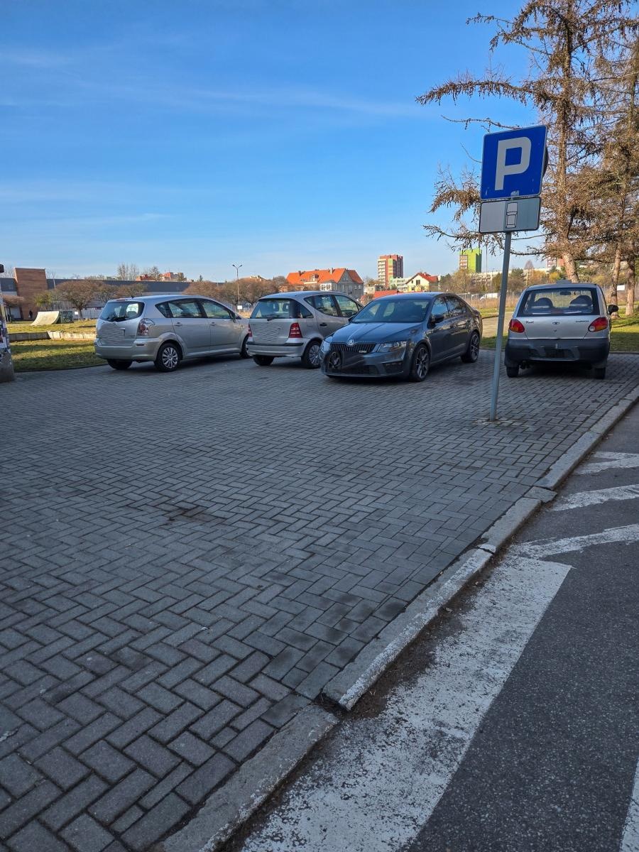 Zdjęcie w galerii na portalu naszraciborz.pl: List do redakcji: przepisy nagminnie łamane, trawniki i chodniki niszczone - czytelnik pokazuje jak parkują w Raciborzu [FOTO] wiadomości z regionu