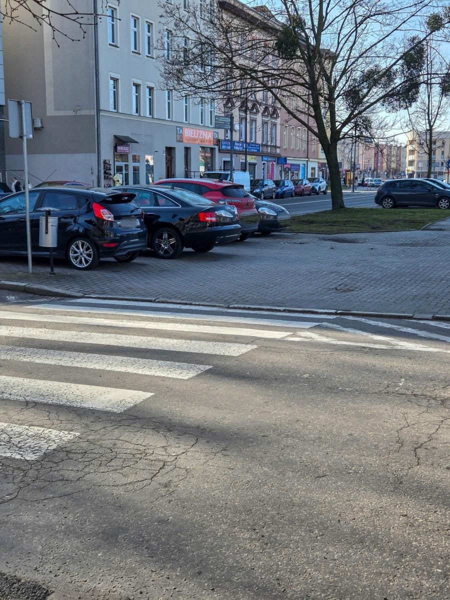 Zdjęcie w galerii na portalu naszraciborz.pl: List do redakcji: przepisy nagminnie łamane, trawniki i chodniki niszczone - czytelnik pokazuje jak parkują w Raciborzu [FOTO] wiadomości z regionu