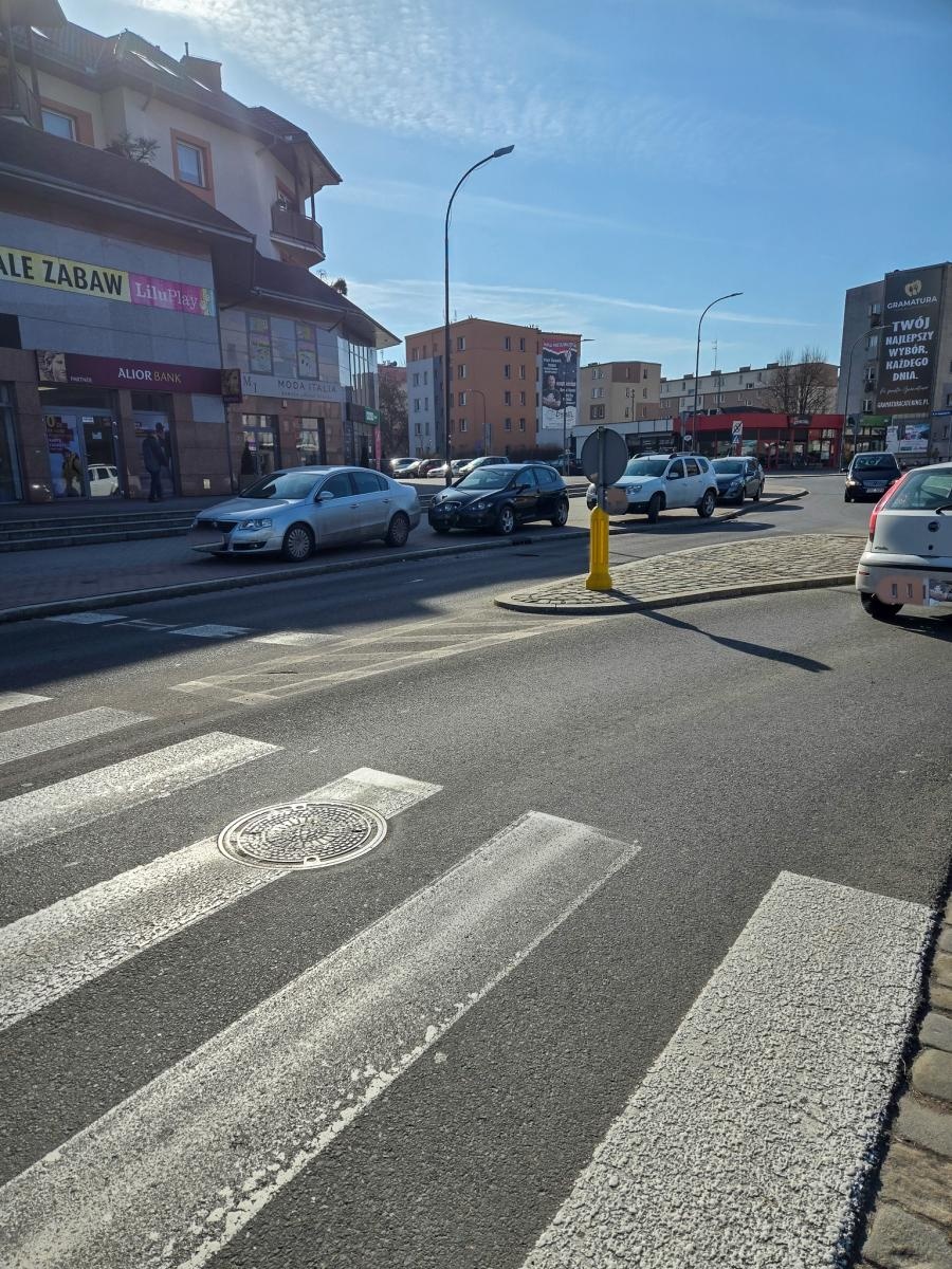 Zdjęcie w galerii na portalu naszraciborz.pl: List do redakcji: przepisy nagminnie łamane, trawniki i chodniki niszczone - czytelnik pokazuje jak parkują w Raciborzu [FOTO] wiadomości z regionu