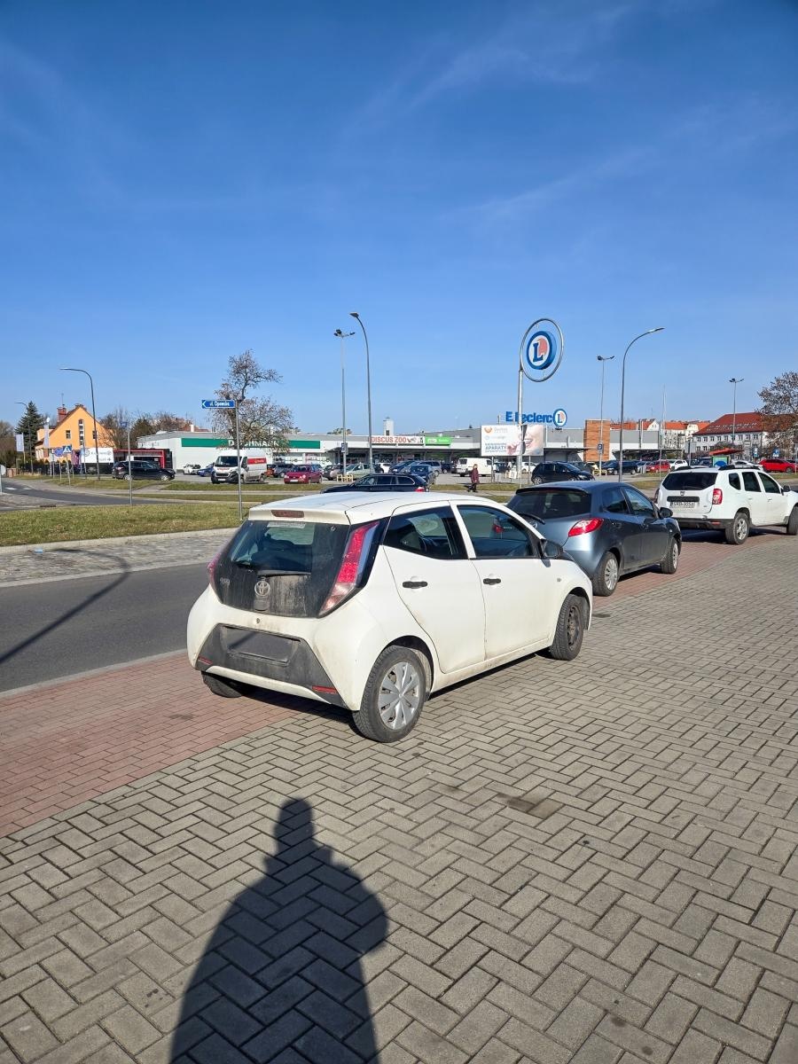 Zdjęcie w galerii na portalu naszraciborz.pl: List do redakcji: przepisy nagminnie łamane, trawniki i chodniki niszczone - czytelnik pokazuje jak parkują w Raciborzu [FOTO] wiadomości z regionu