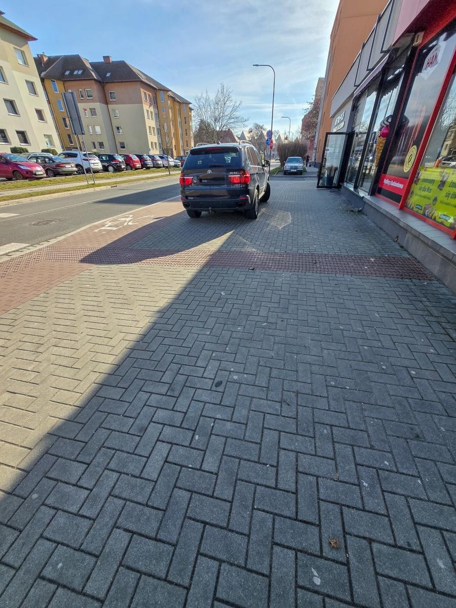 Zdjęcie w galerii na portalu naszraciborz.pl: List do redakcji: przepisy nagminnie łamane, trawniki i chodniki niszczone - czytelnik pokazuje jak parkują w Raciborzu [FOTO] wiadomości z regionu