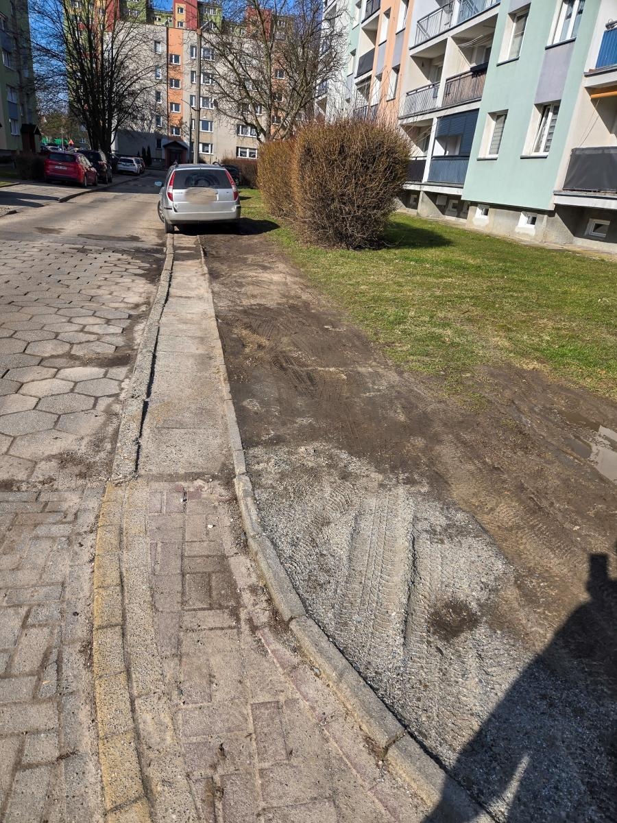 Zdjęcie w galerii na portalu naszraciborz.pl: List do redakcji: przepisy nagminnie łamane, trawniki i chodniki niszczone - czytelnik pokazuje jak parkują w Raciborzu [FOTO] wiadomości z regionu