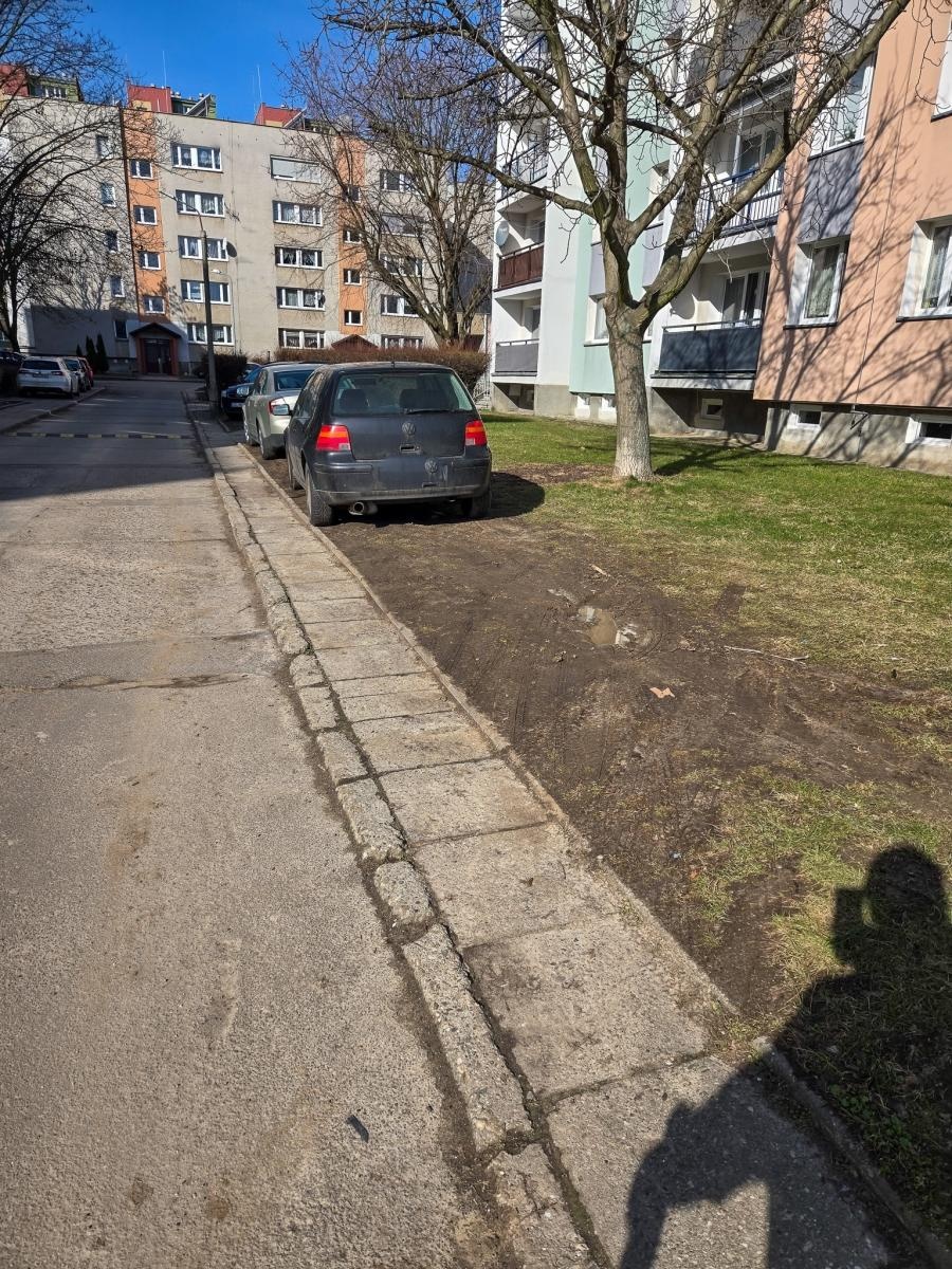 Zdjęcie w galerii na portalu naszraciborz.pl: List do redakcji: przepisy nagminnie łamane, trawniki i chodniki niszczone - czytelnik pokazuje jak parkują w Raciborzu [FOTO] wiadomości z regionu