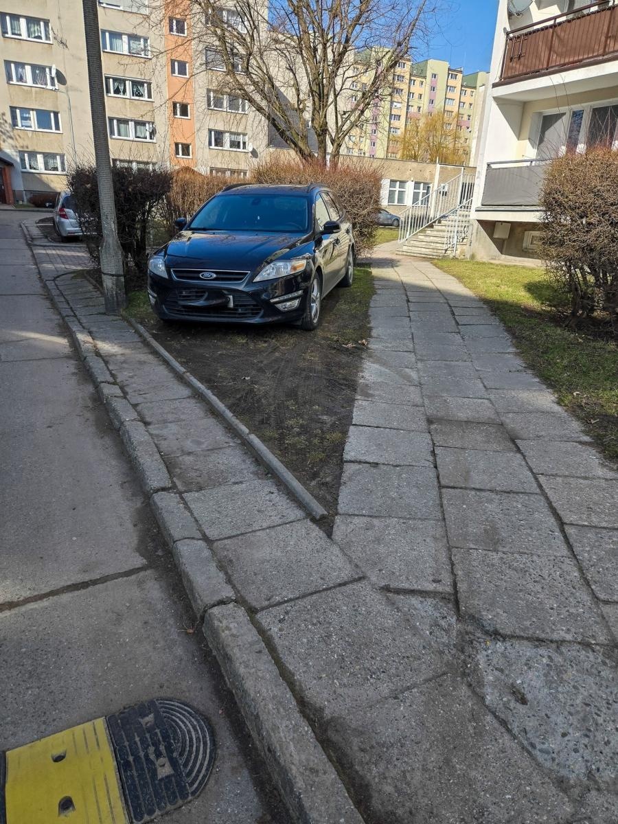 Zdjęcie w galerii na portalu naszraciborz.pl: List do redakcji: przepisy nagminnie łamane, trawniki i chodniki niszczone - czytelnik pokazuje jak parkują w Raciborzu [FOTO] wiadomości z regionu