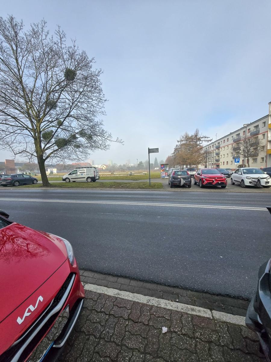 Zdjęcie w galerii na portalu naszraciborz.pl: List do redakcji: przepisy nagminnie łamane, trawniki i chodniki niszczone - czytelnik pokazuje jak parkują w Raciborzu [FOTO] wiadomości z regionu