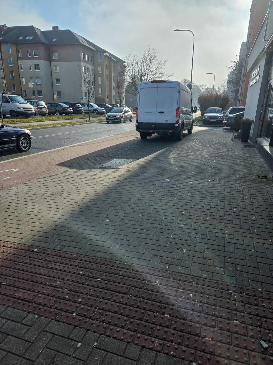 Zdjęcie w galerii na portalu naszraciborz.pl: List do redakcji: przepisy nagminnie łamane, trawniki i chodniki niszczone - czytelnik pokazuje jak parkują w Raciborzu [FOTO] wiadomości z regionu