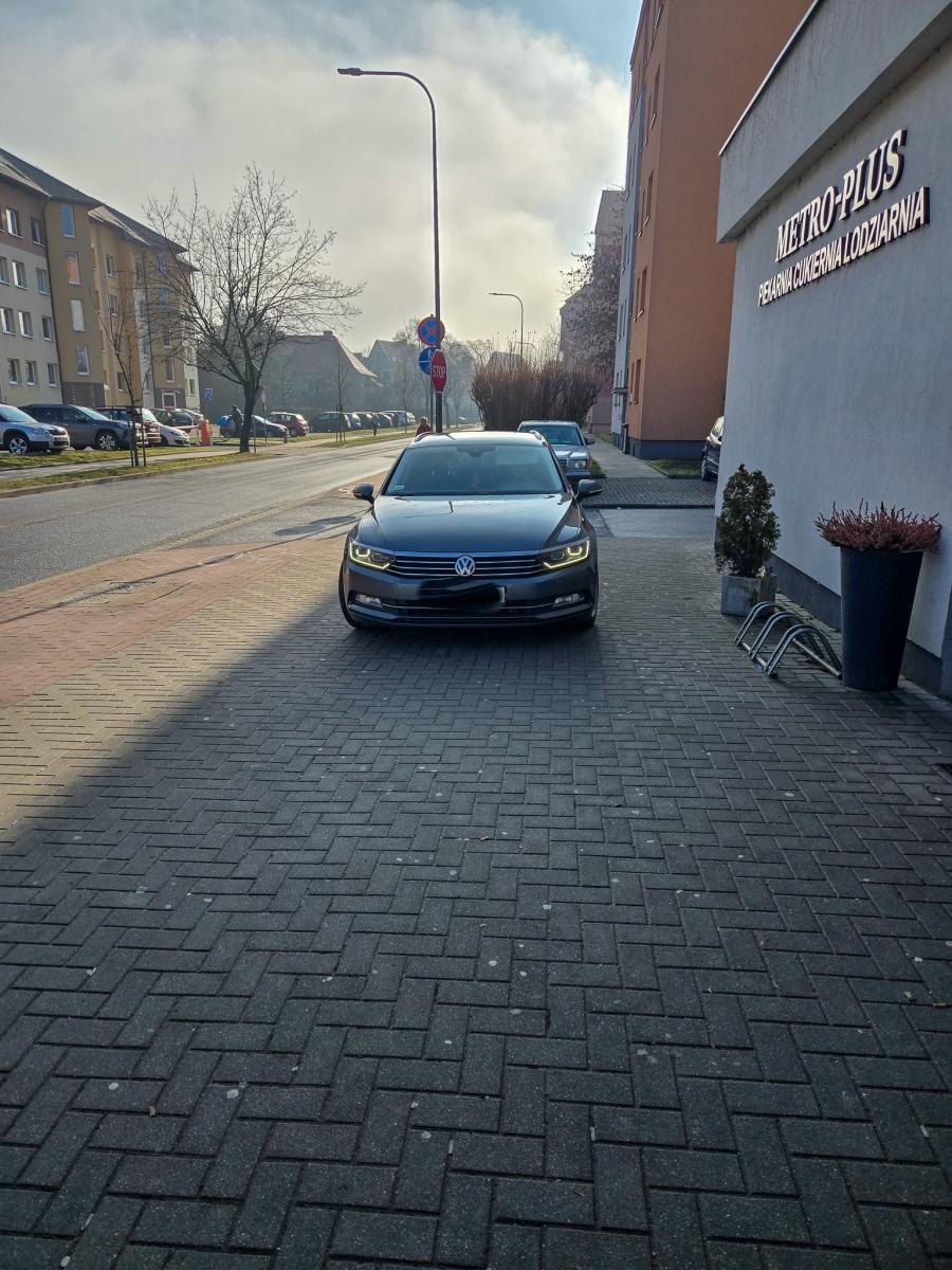 Zdjęcie w galerii na portalu naszraciborz.pl: List do redakcji: przepisy nagminnie łamane, trawniki i chodniki niszczone - czytelnik pokazuje jak parkują w Raciborzu [FOTO] wiadomości z regionu