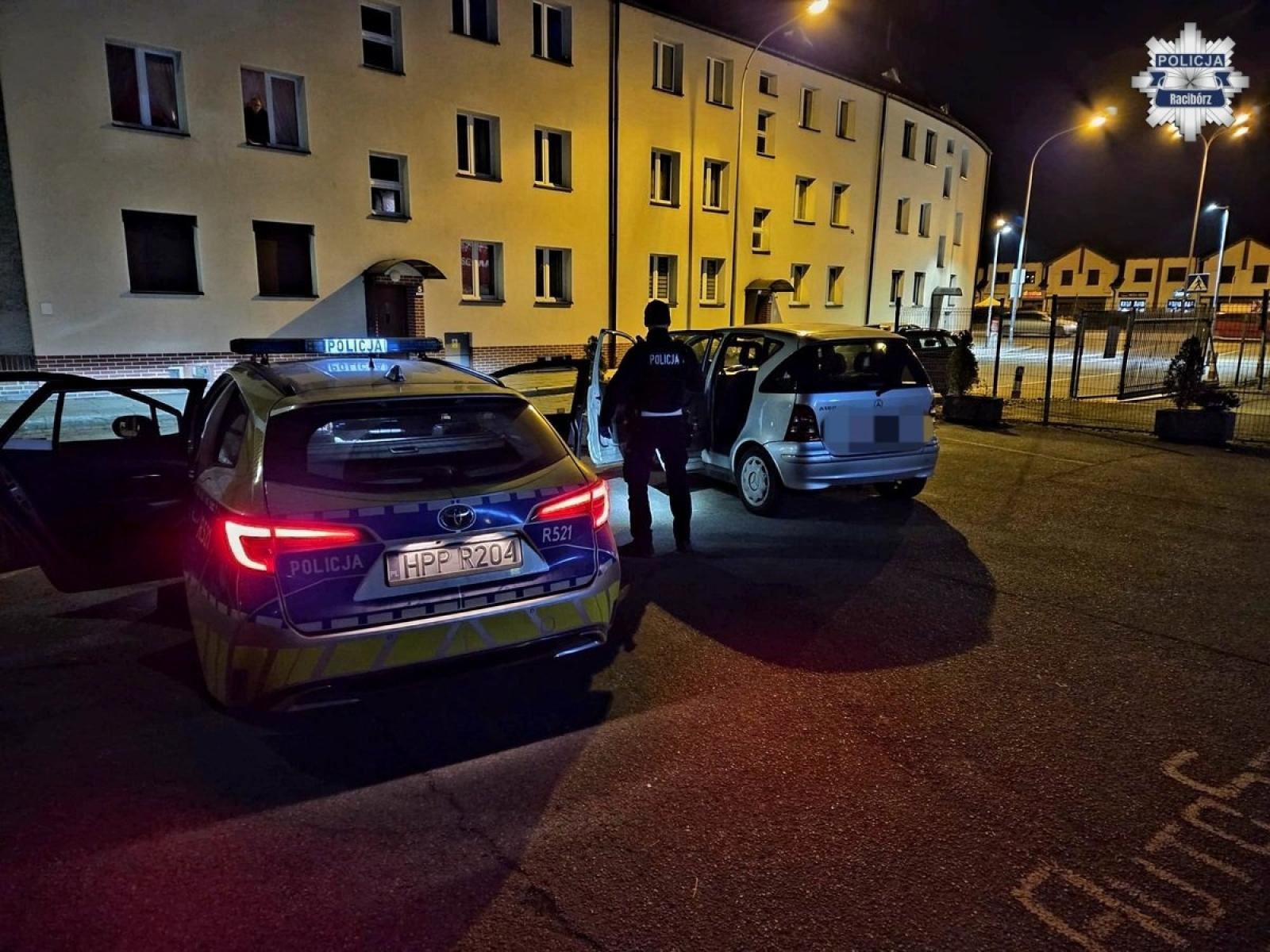 Zdjęcie w galerii na portalu naszraciborz.pl: Wyprzedzał na przejściu dla pieszych. Policjanci odkryli narkotyki i zatrzymali kierowcę wiadomości z regionu