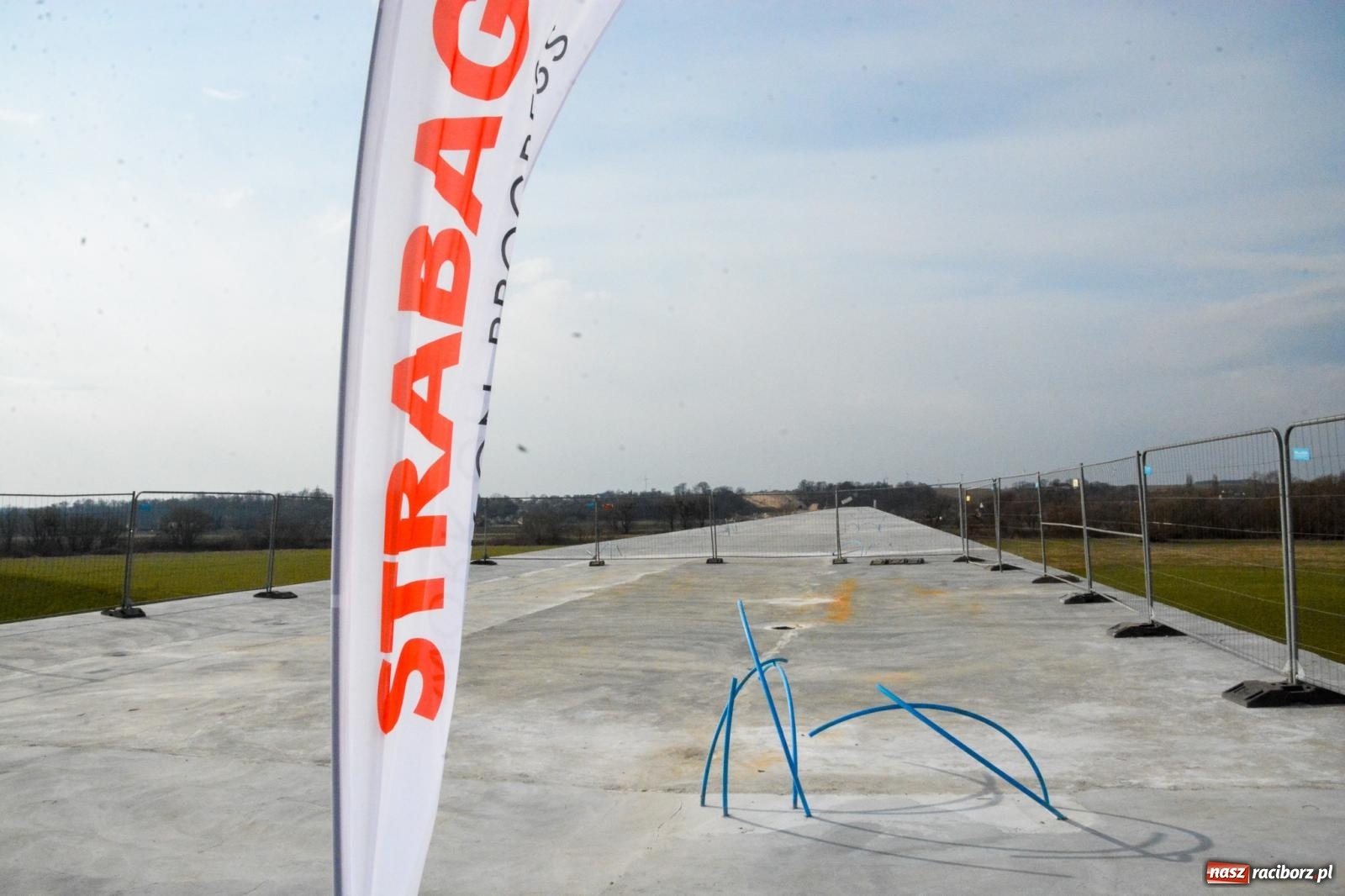 Zdjęcie w galerii na portalu naszraciborz.pl: Most, który udźwignie kolumnę Abramsów: Finał nasuwania segmentów na moście Grzegorzowice-Ciechowice [FOTO i WIDEO] wiadomości z regionu