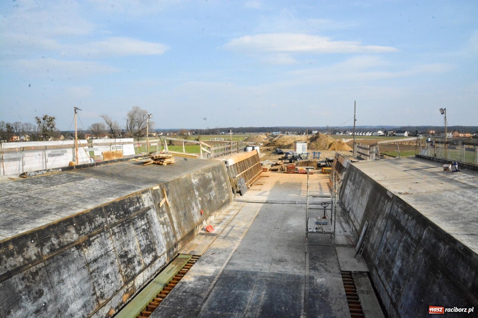 Zdjęcie w galerii na portalu naszraciborz.pl: Most, który udźwignie kolumnę Abramsów: Finał nasuwania segmentów na moście Grzegorzowice-Ciechowice [FOTO i WIDEO] wiadomości z regionu