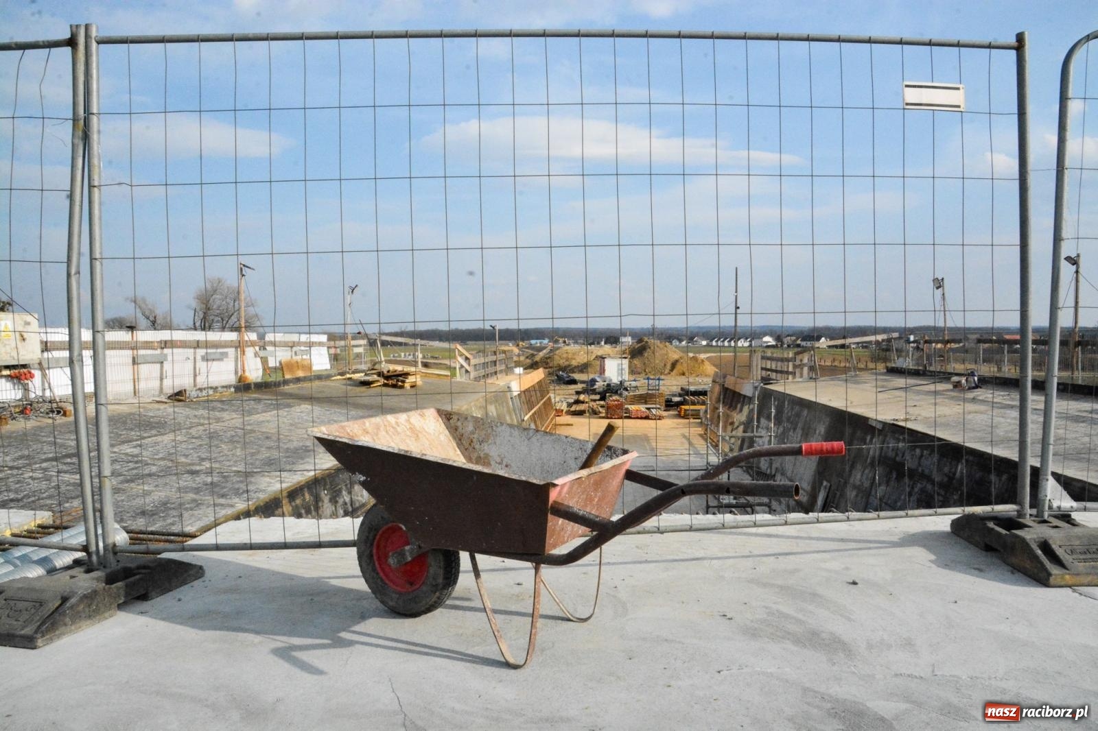 Zdjęcie w galerii na portalu naszraciborz.pl: Most, który udźwignie kolumnę Abramsów: Finał nasuwania segmentów na moście Grzegorzowice-Ciechowice [FOTO i WIDEO] wiadomości z regionu