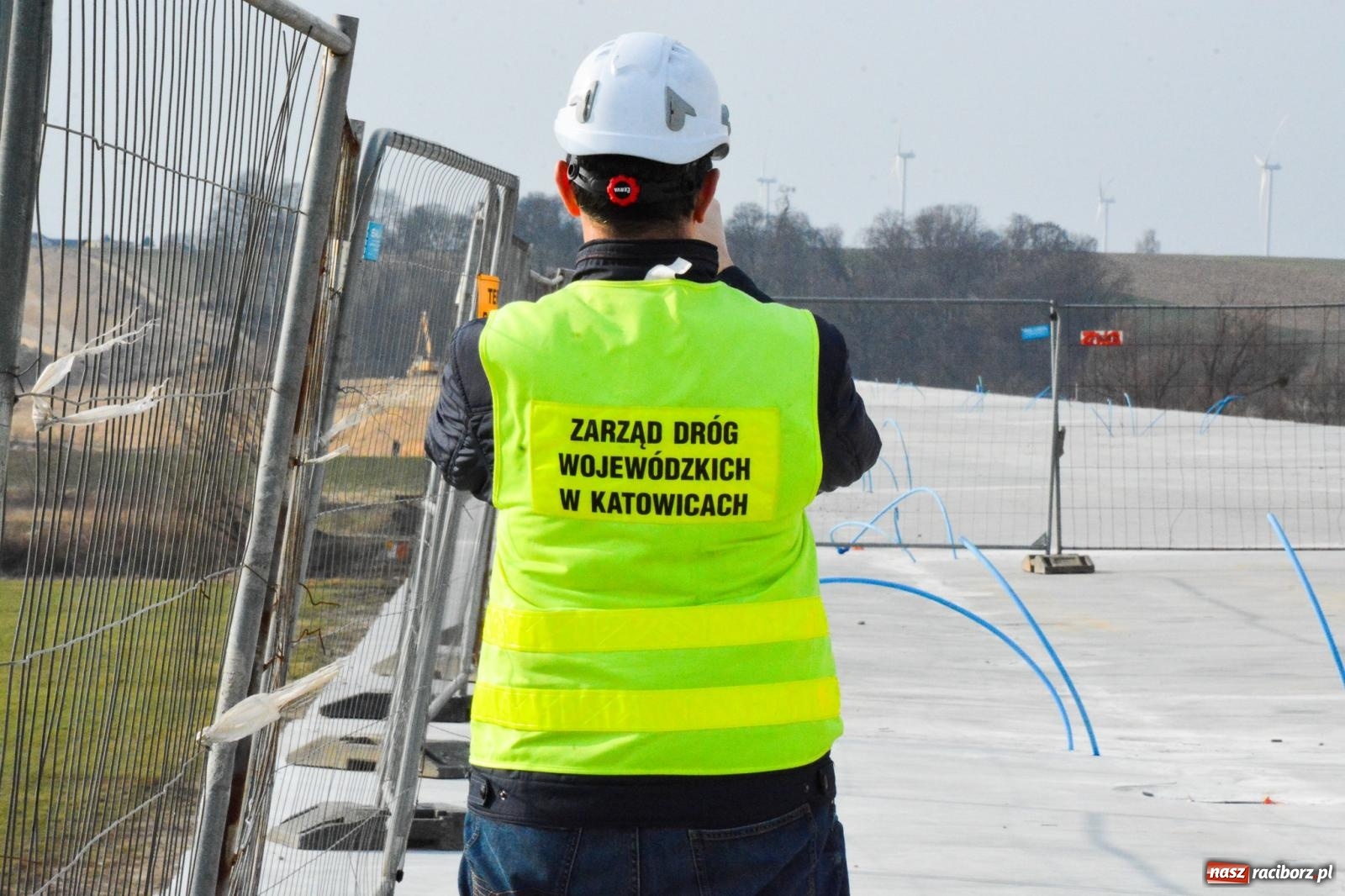 Zdjęcie w galerii na portalu naszraciborz.pl: Most, który udźwignie kolumnę Abramsów: Finał nasuwania segmentów na moście Grzegorzowice-Ciechowice [FOTO i WIDEO] wiadomości z regionu