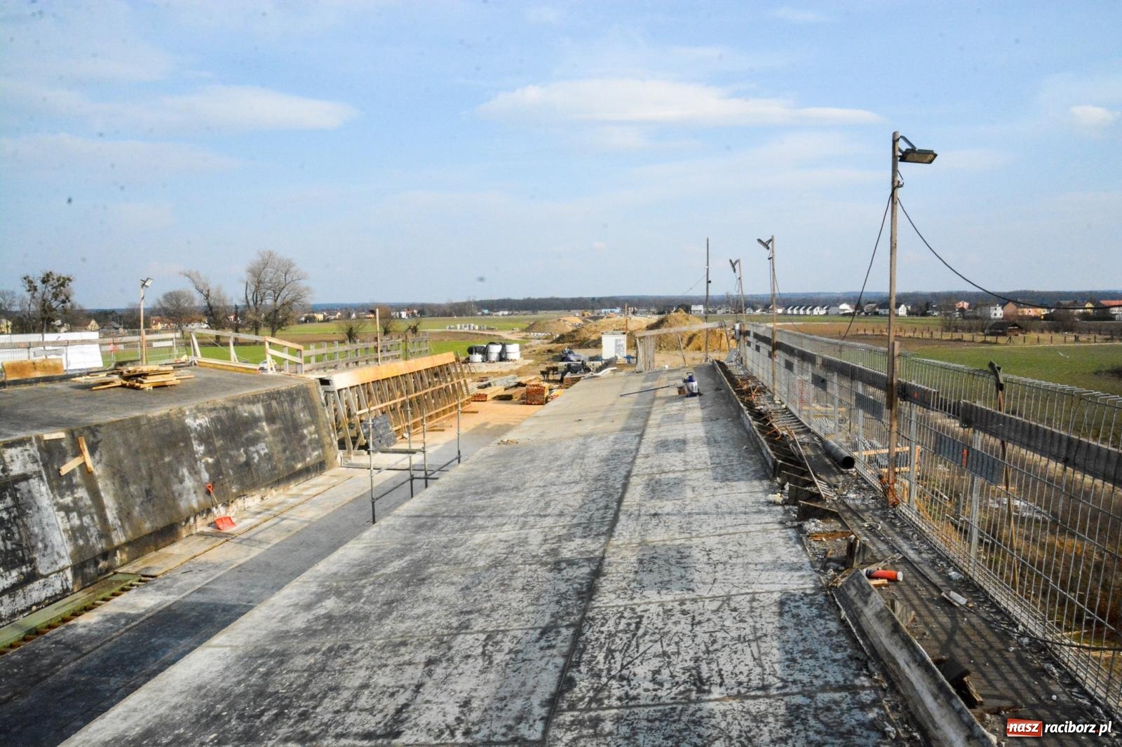 Zdjęcie w galerii na portalu naszraciborz.pl: Most, który udźwignie kolumnę Abramsów: Finał nasuwania segmentów na moście Grzegorzowice-Ciechowice [FOTO i WIDEO] wiadomości z regionu