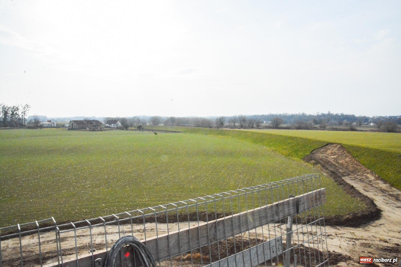 Zdjęcie w galerii na portalu naszraciborz.pl: Most, który udźwignie kolumnę Abramsów: Finał nasuwania segmentów na moście Grzegorzowice-Ciechowice [FOTO i WIDEO] wiadomości z regionu