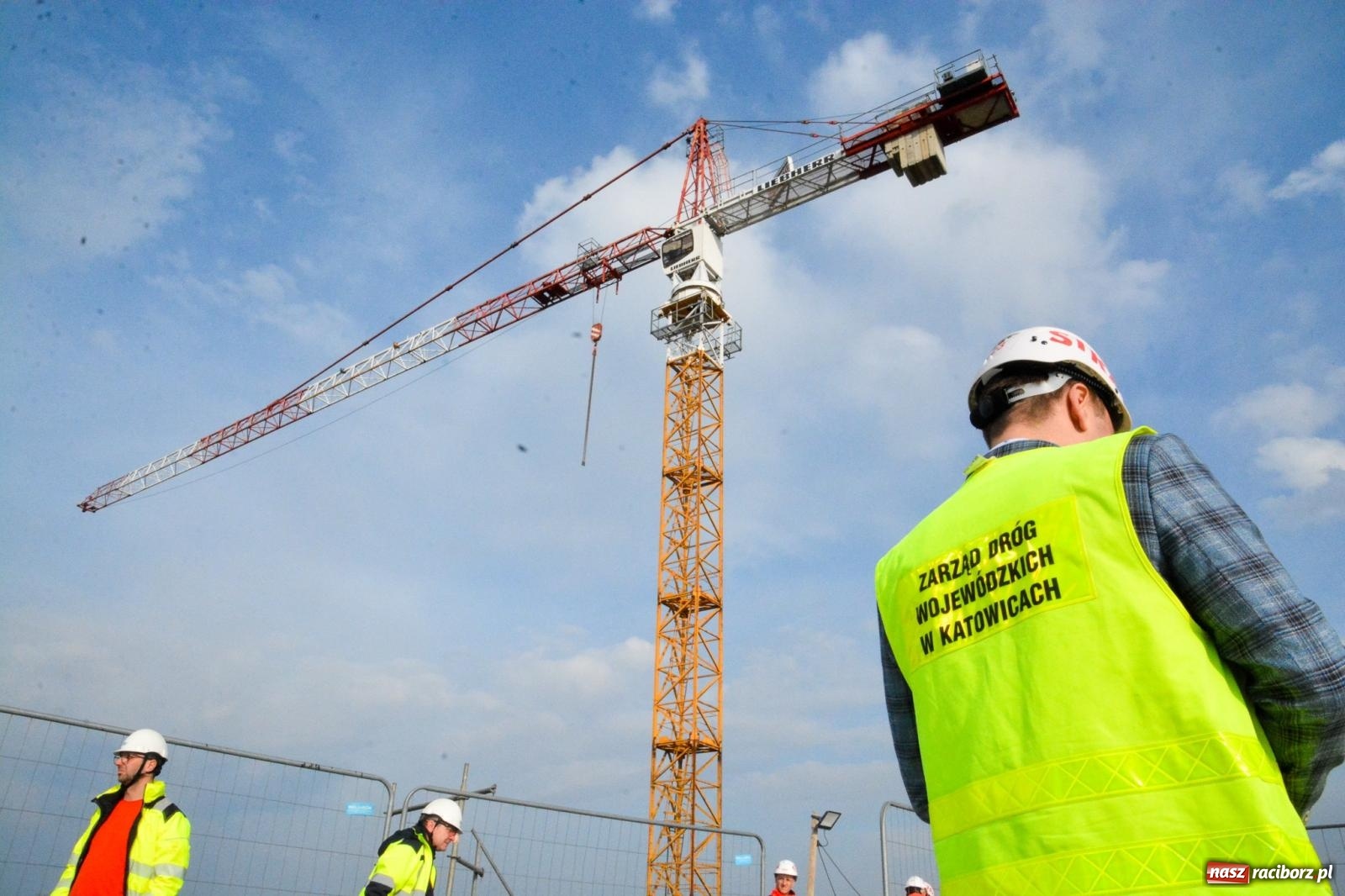 Zdjęcie w galerii na portalu naszraciborz.pl: Most, który udźwignie kolumnę Abramsów: Finał nasuwania segmentów na moście Grzegorzowice-Ciechowice [FOTO i WIDEO] wiadomości z regionu