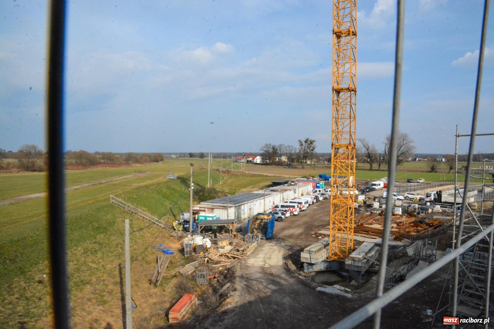 Zdjęcie w galerii na portalu naszraciborz.pl: Most, który udźwignie kolumnę Abramsów: Finał nasuwania segmentów na moście Grzegorzowice-Ciechowice [FOTO i WIDEO] wiadomości z regionu