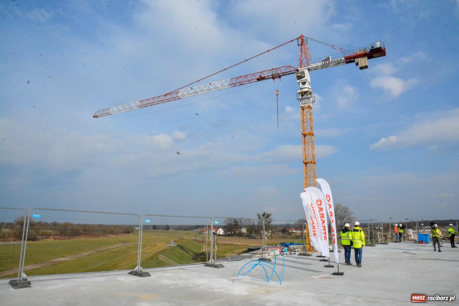 Zdjęcie w galerii na portalu naszraciborz.pl: Most, który udźwignie kolumnę Abramsów: Finał nasuwania segmentów na moście Grzegorzowice-Ciechowice [FOTO i WIDEO] wiadomości z regionu