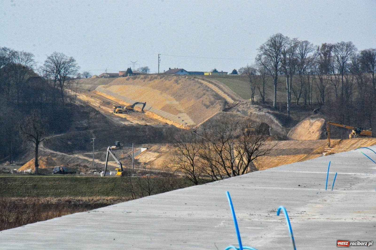 Zdjęcie w galerii na portalu naszraciborz.pl: Most, który udźwignie kolumnę Abramsów: Finał nasuwania segmentów na moście Grzegorzowice-Ciechowice [FOTO i WIDEO] wiadomości z regionu