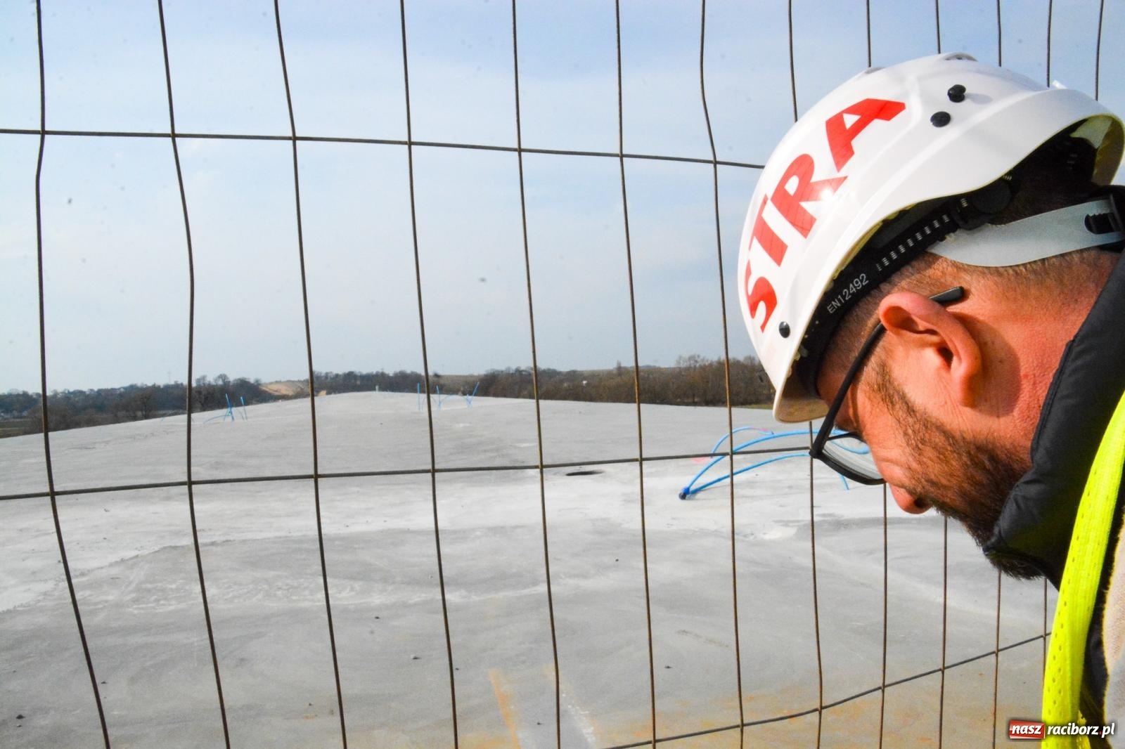 Zdjęcie w galerii na portalu naszraciborz.pl: Most, który udźwignie kolumnę Abramsów: Finał nasuwania segmentów na moście Grzegorzowice-Ciechowice [FOTO i WIDEO] wiadomości z regionu