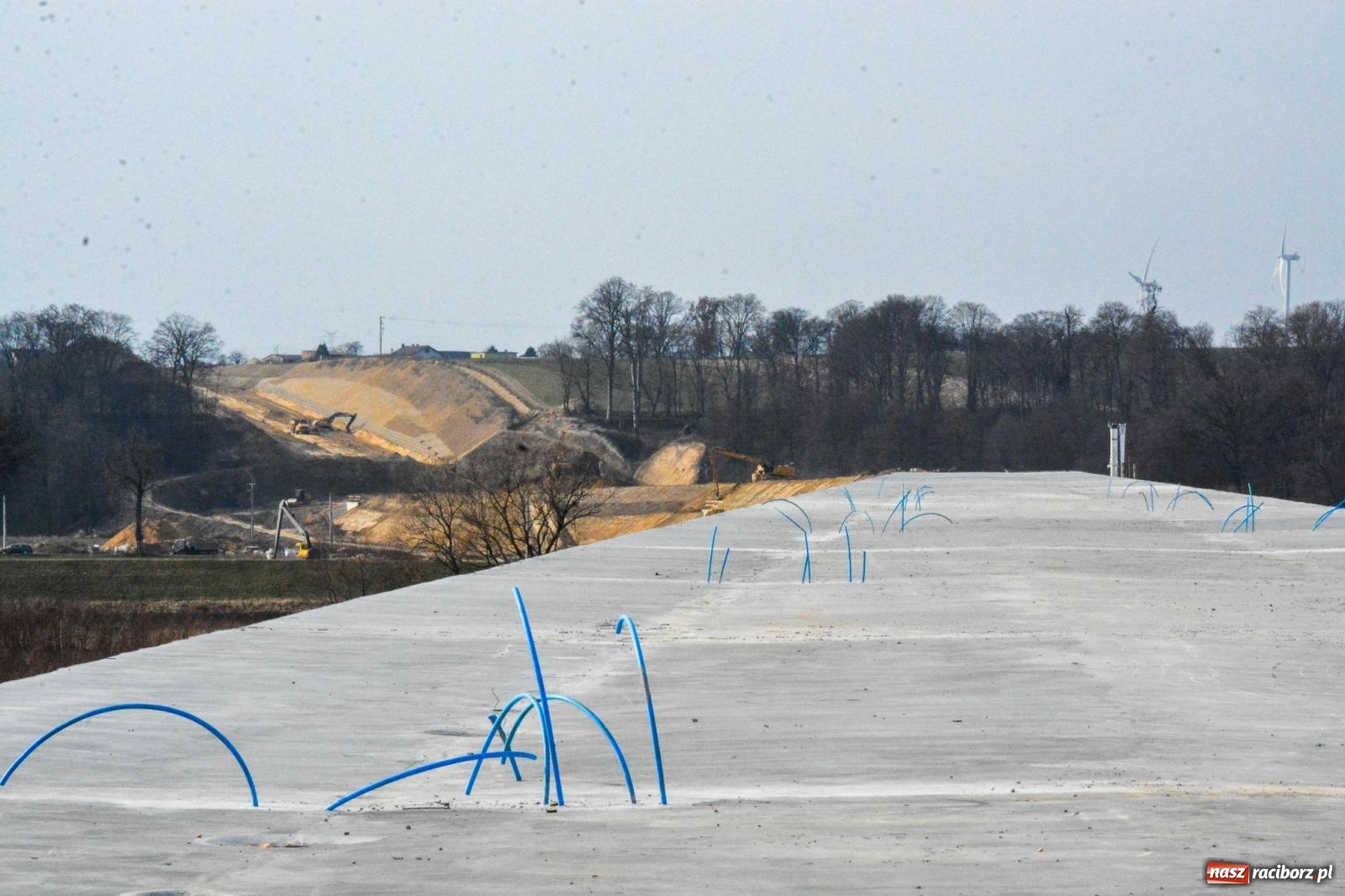 Zdjęcie w galerii na portalu naszraciborz.pl: Most, który udźwignie kolumnę Abramsów: Finał nasuwania segmentów na moście Grzegorzowice-Ciechowice [FOTO i WIDEO] wiadomości z regionu