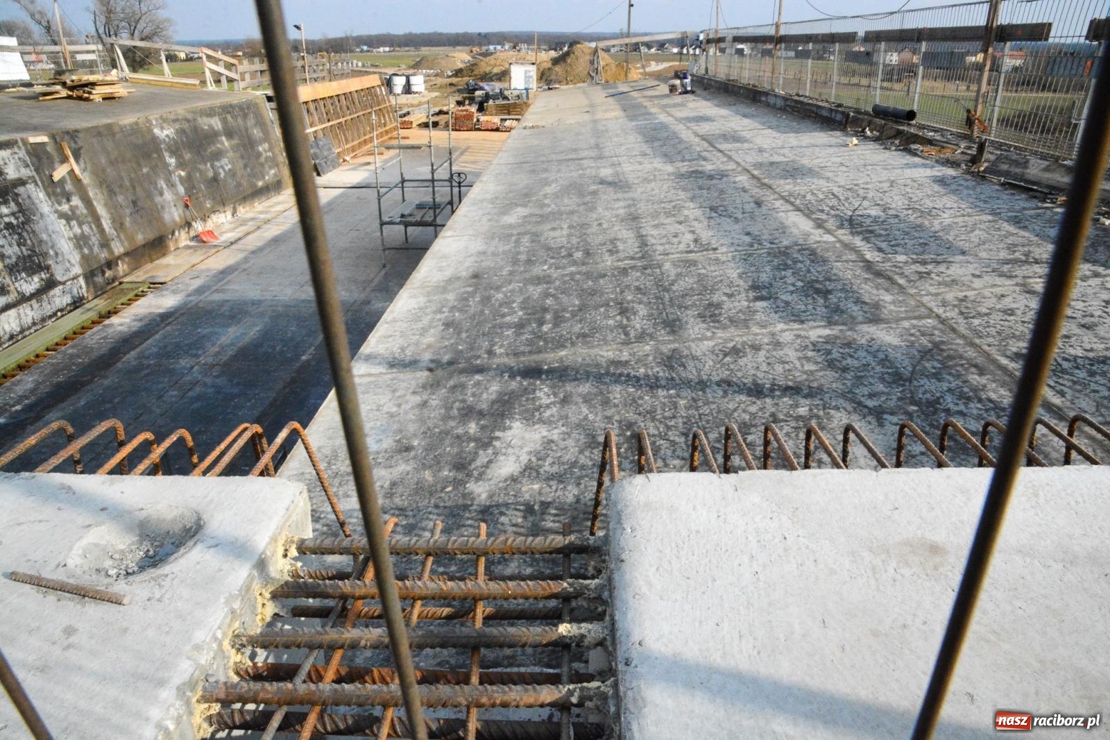 Zdjęcie w galerii na portalu naszraciborz.pl: Most, który udźwignie kolumnę Abramsów: Finał nasuwania segmentów na moście Grzegorzowice-Ciechowice [FOTO i WIDEO] wiadomości z regionu