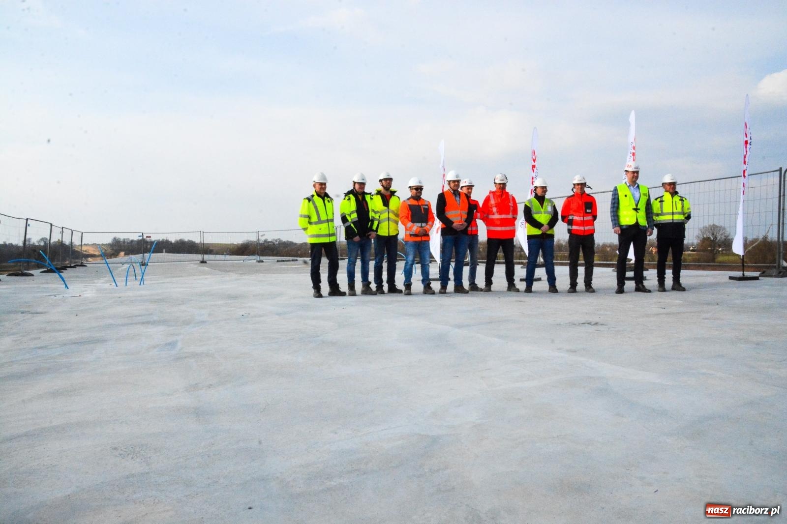 Zdjęcie w galerii na portalu naszraciborz.pl: Most, który udźwignie kolumnę Abramsów: Finał nasuwania segmentów na moście Grzegorzowice-Ciechowice [FOTO i WIDEO] wiadomości z regionu