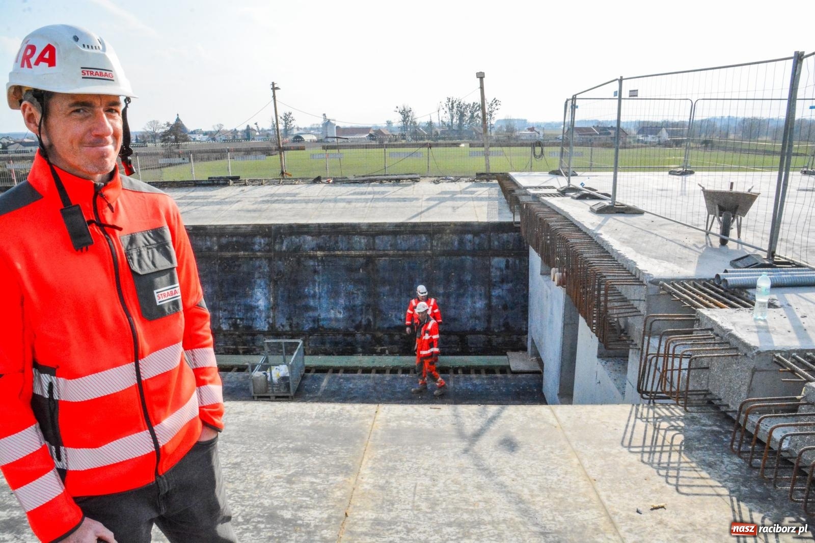 Zdjęcie w galerii na portalu naszraciborz.pl: Most, który udźwignie kolumnę Abramsów: Finał nasuwania segmentów na moście Grzegorzowice-Ciechowice [FOTO i WIDEO] wiadomości z regionu