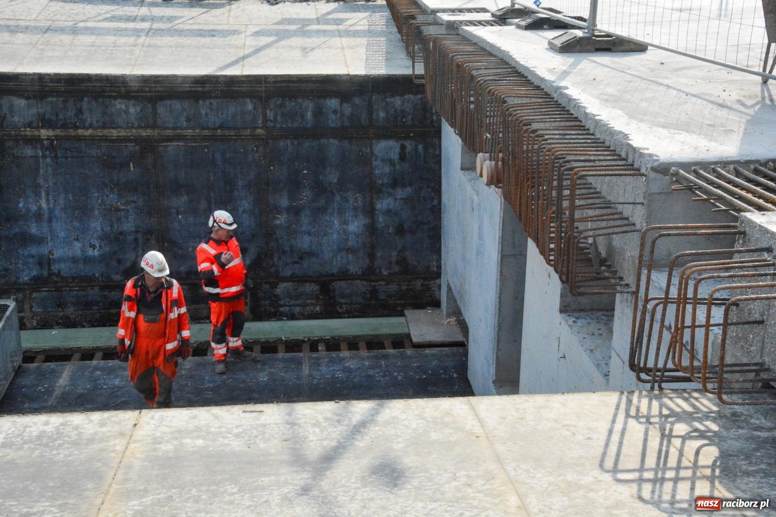Zdjęcie w galerii na portalu naszraciborz.pl: Most, który udźwignie kolumnę Abramsów: Finał nasuwania segmentów na moście Grzegorzowice-Ciechowice [FOTO i WIDEO] wiadomości z regionu