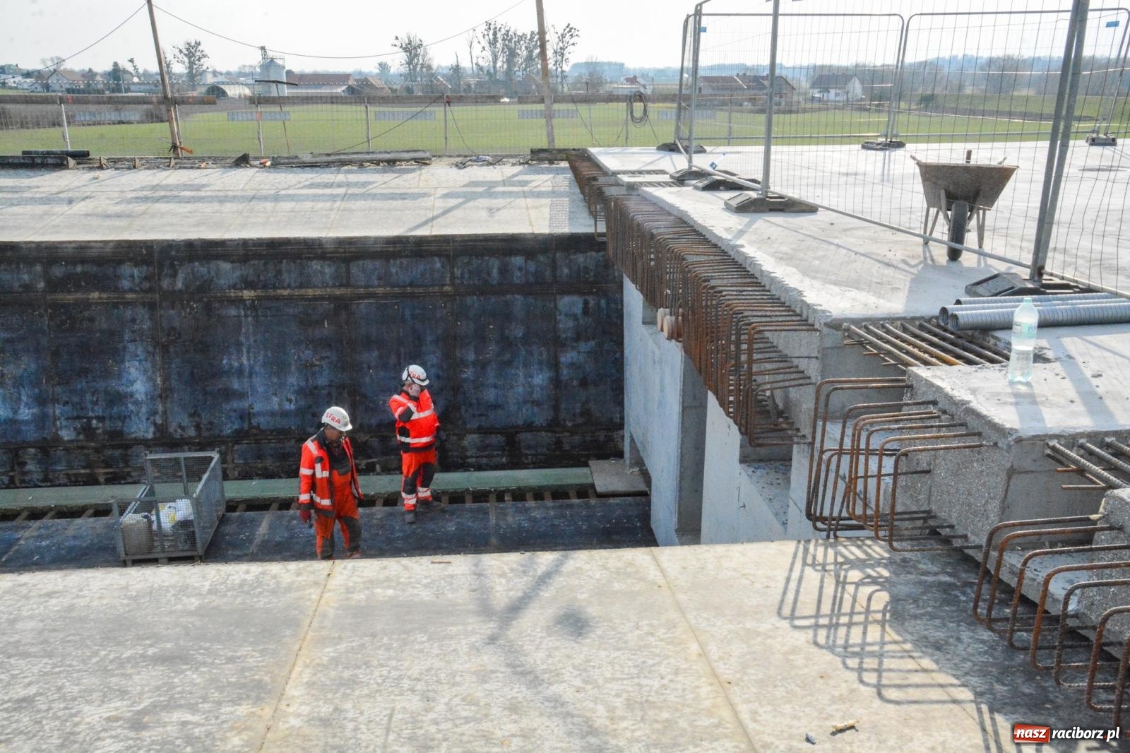 Zdjęcie w galerii na portalu naszraciborz.pl: Most, który udźwignie kolumnę Abramsów: Finał nasuwania segmentów na moście Grzegorzowice-Ciechowice [FOTO i WIDEO] wiadomości z regionu