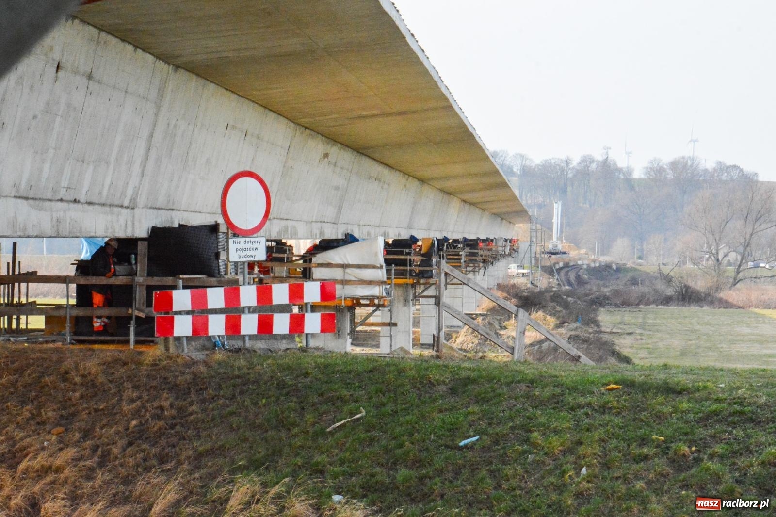 Zdjęcie w galerii na portalu naszraciborz.pl: Most, który udźwignie kolumnę Abramsów: Finał nasuwania segmentów na moście Grzegorzowice-Ciechowice [FOTO i WIDEO] wiadomości z regionu